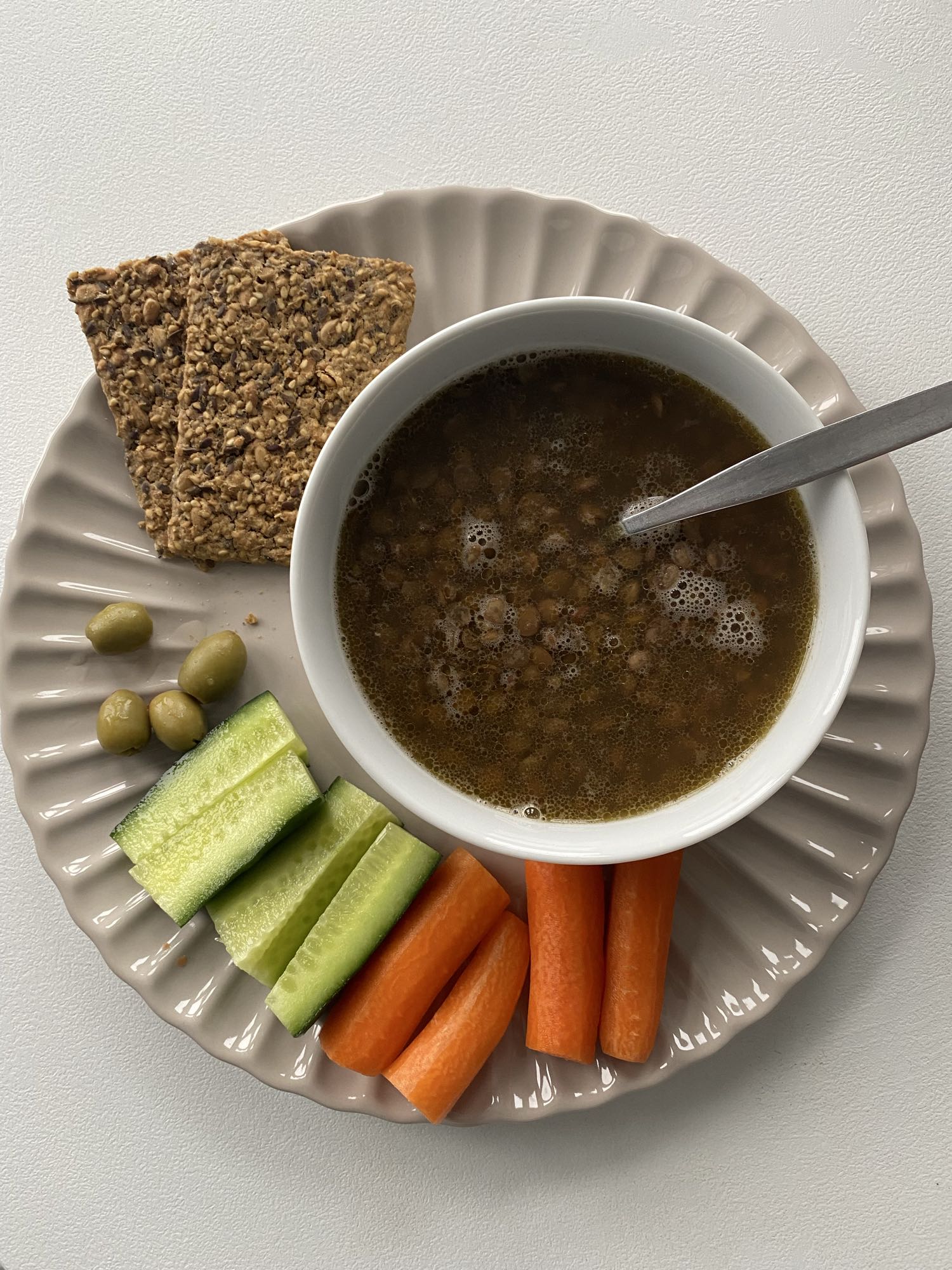 Linsesuppe med grøntsager og glutenfri knækbrød