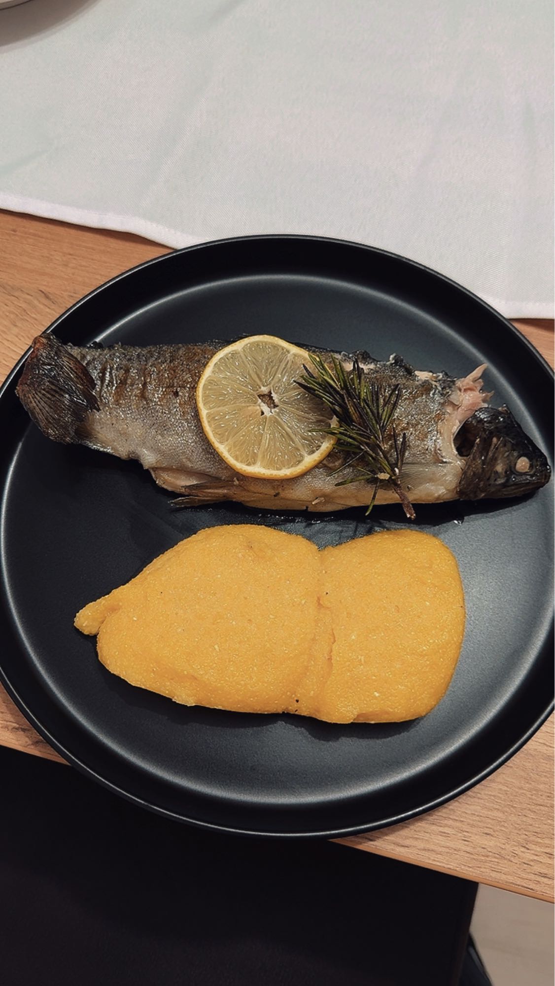 Păstrăv cu mămăligă