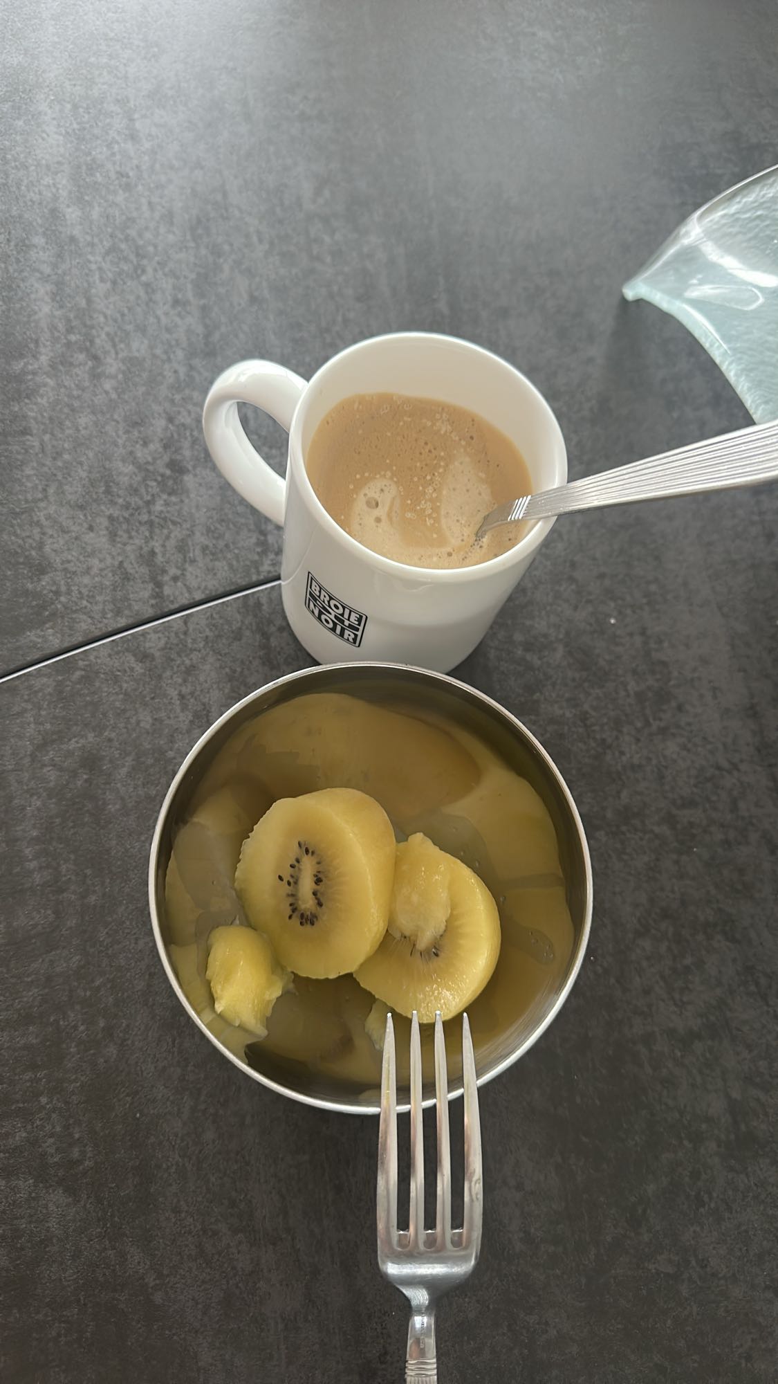 Café et kiwi doré