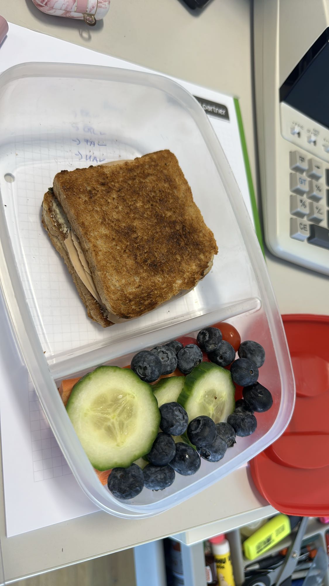 Sandwich mit Gemüse & Beeren