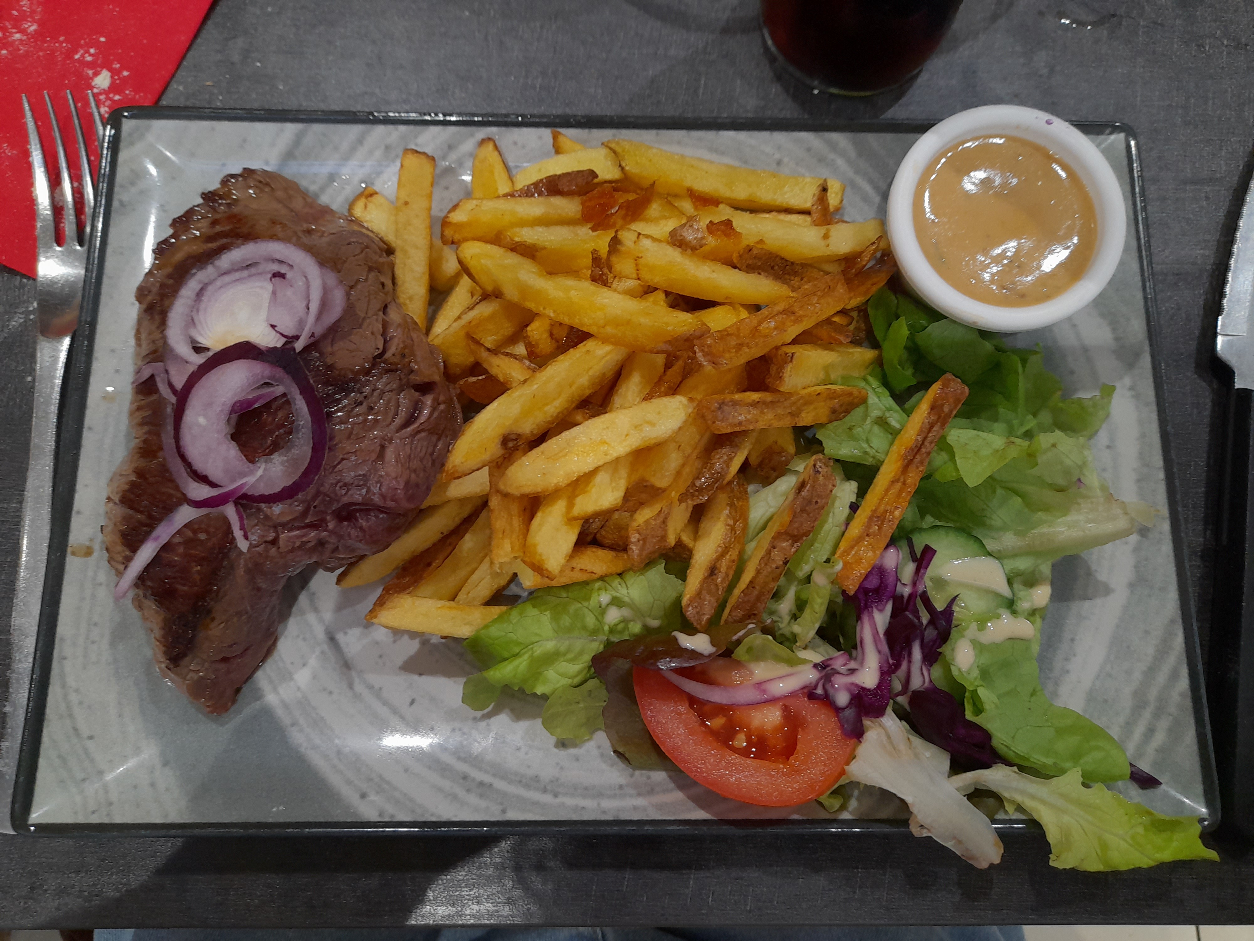 Steak frites et salade
