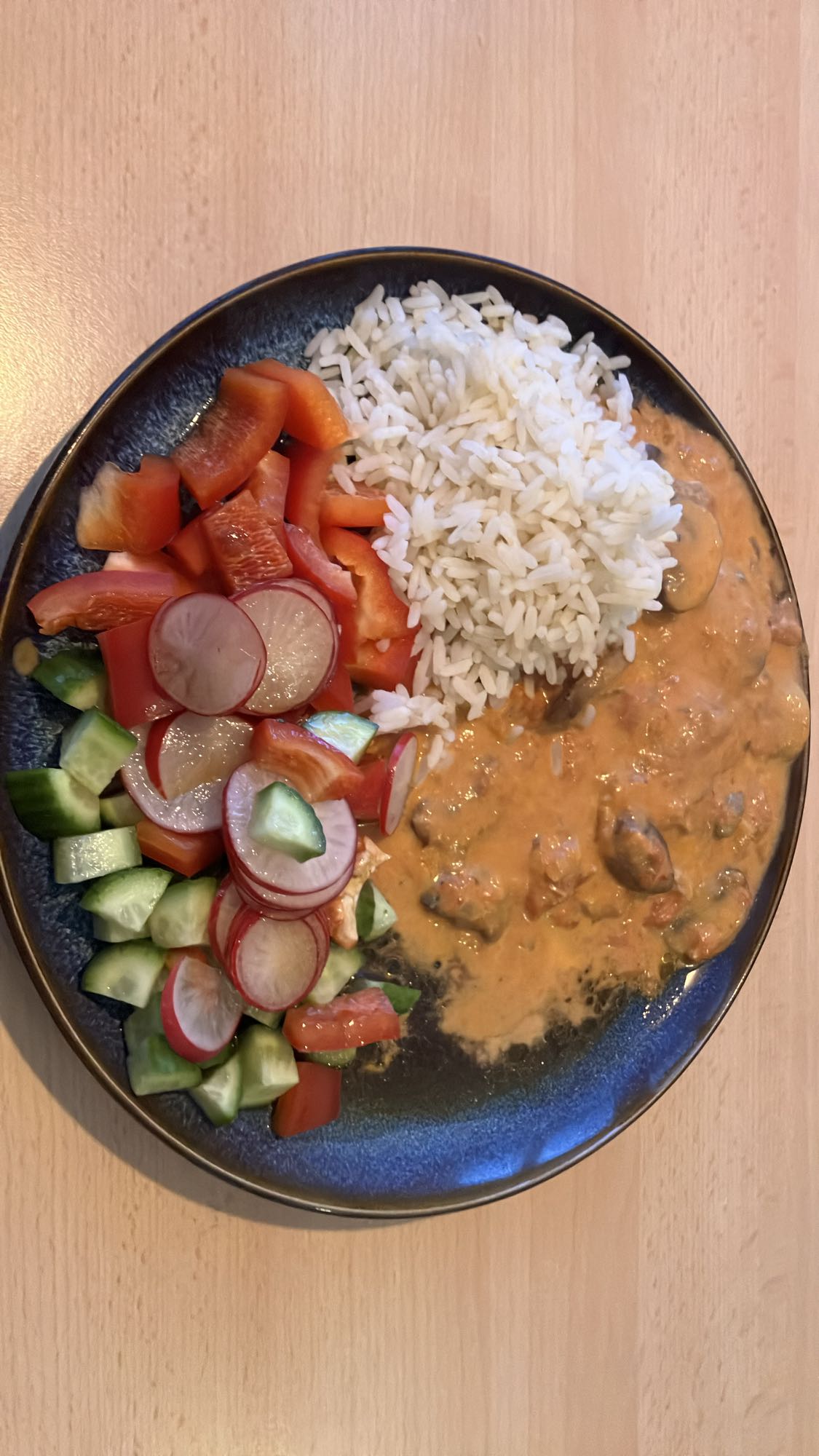 Arroz, salada e frango ao molho