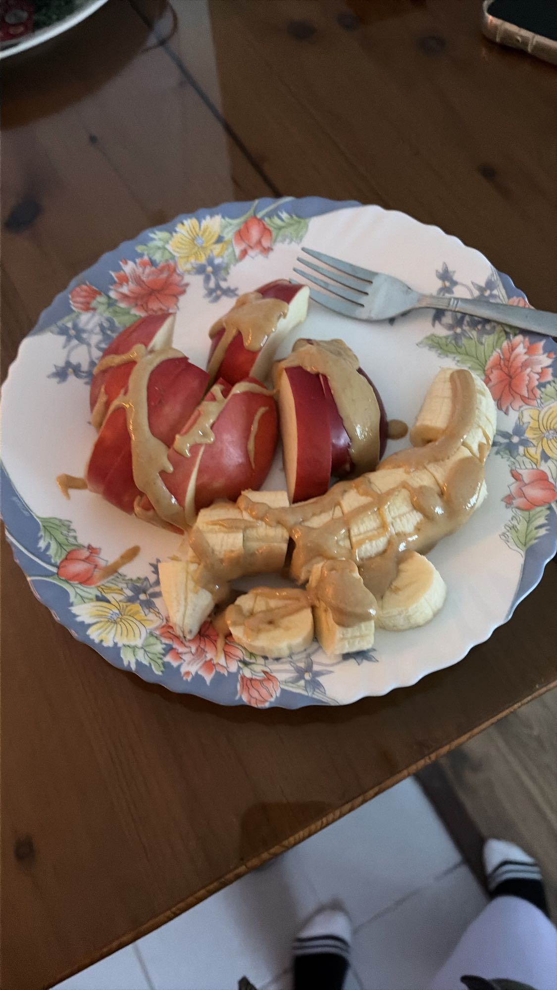 Măr cu banană și unt de arahide