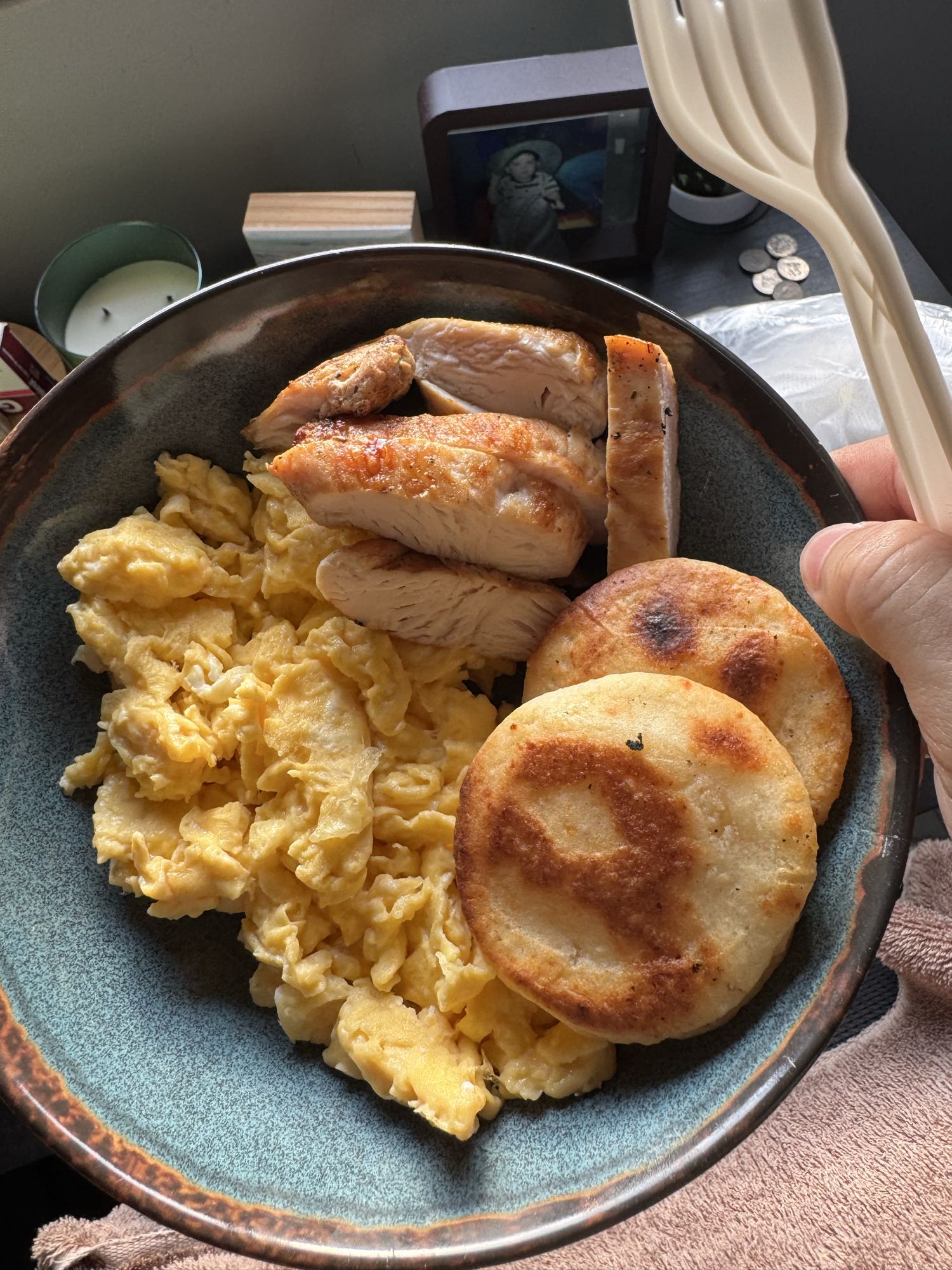 Desayuno con pollo y arepas