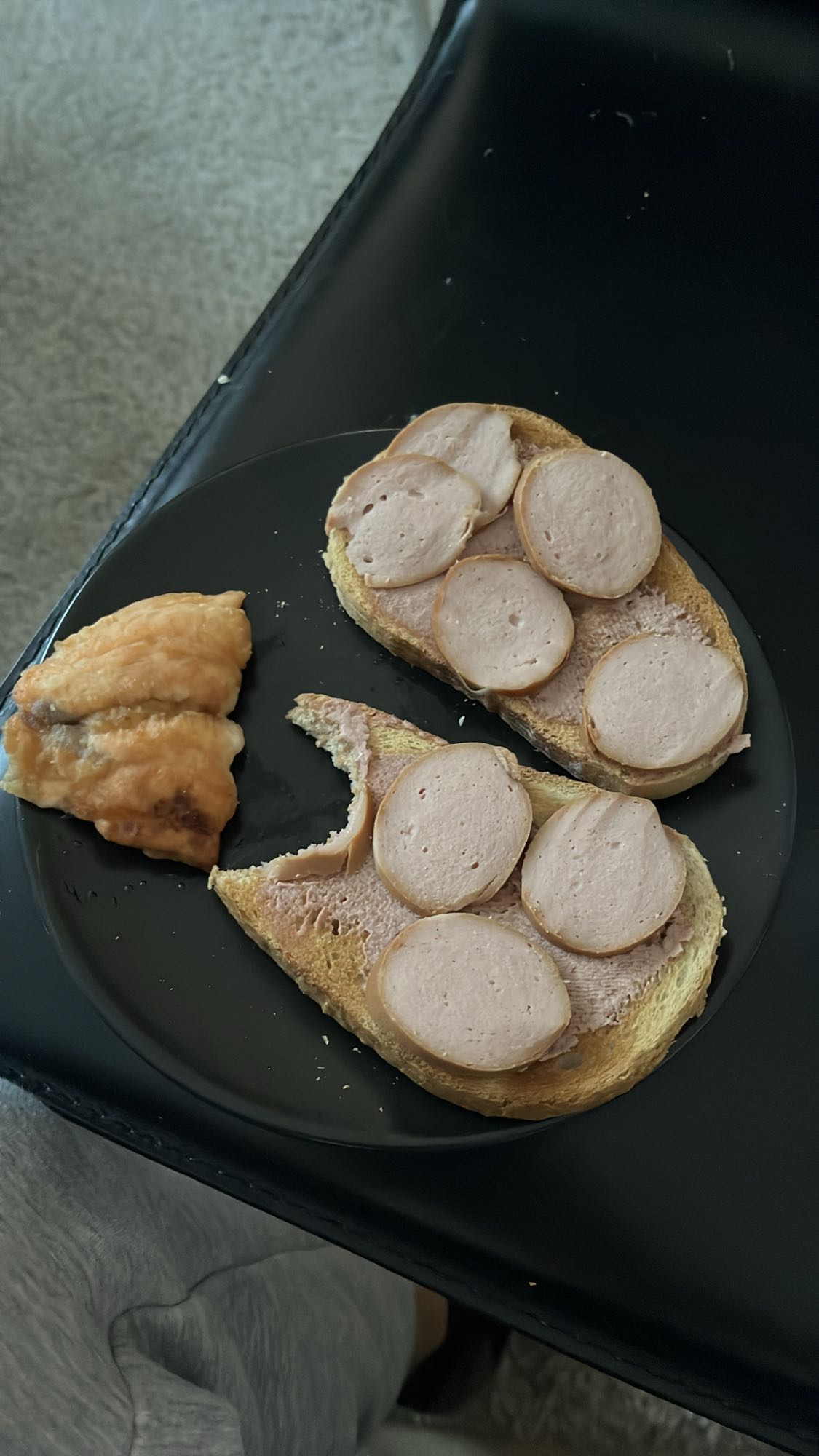 Бутерброды с колбасой и выпечка