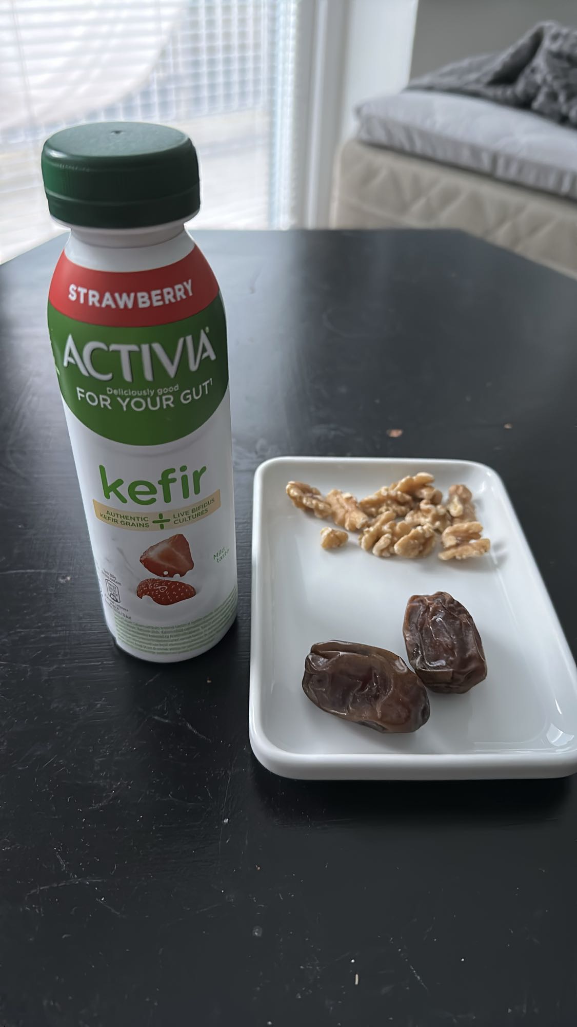 кефир с орехами и финиками