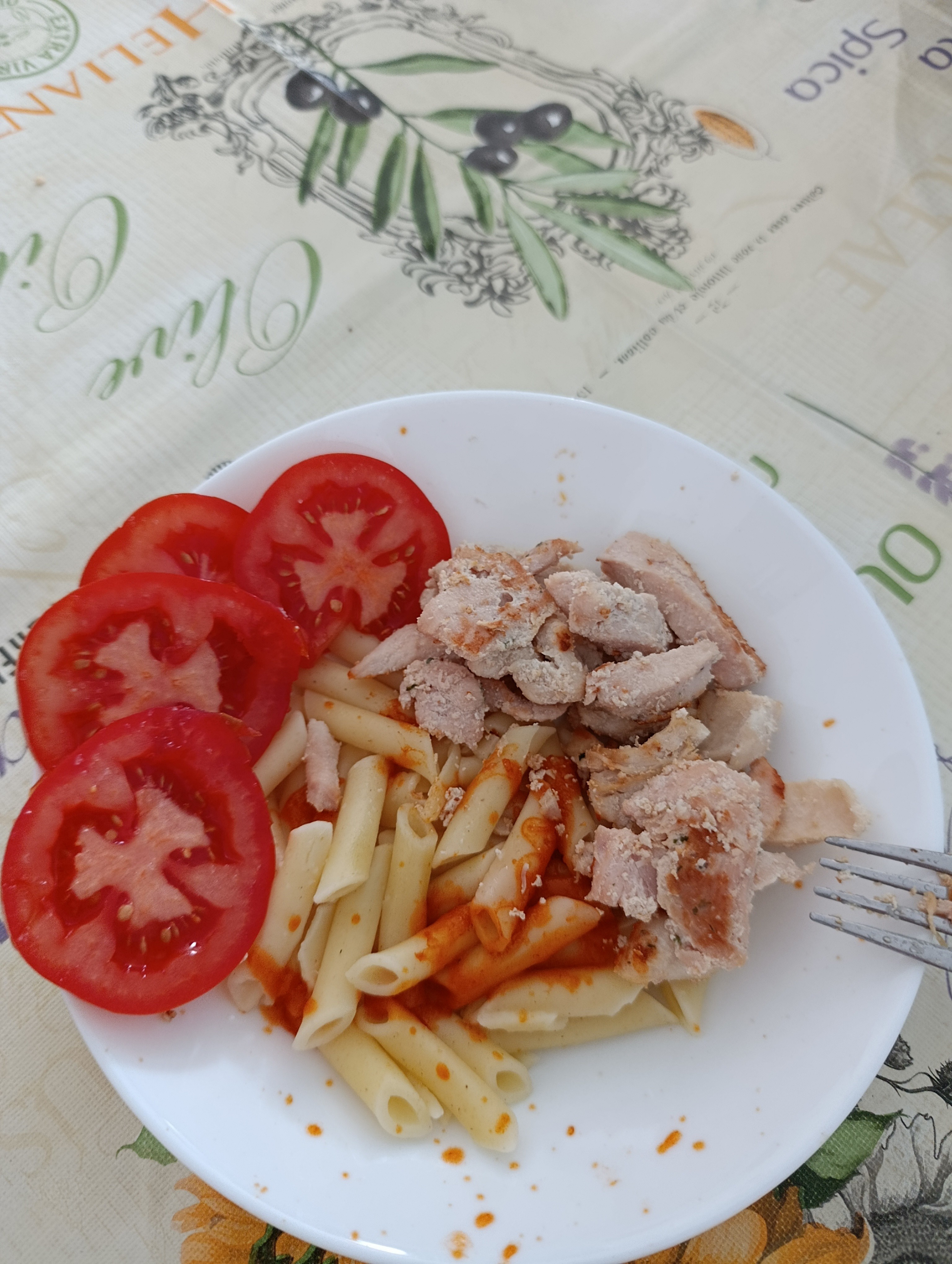 Pasta con pollo y tomate