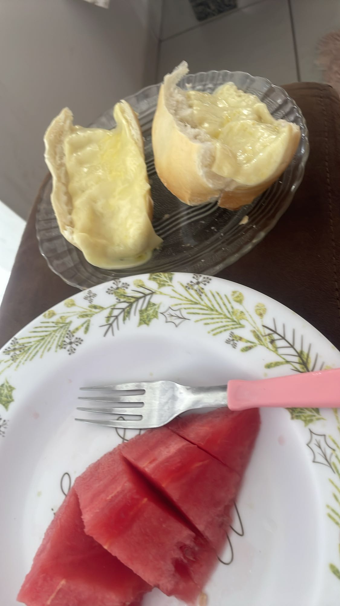 Pão com manteiga e melancia