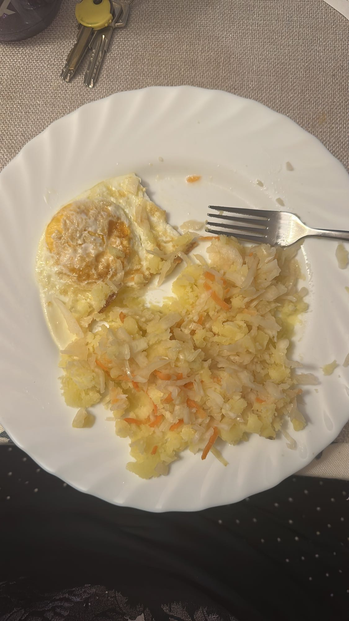 Jajko sadzone z ziemniakami i surówką