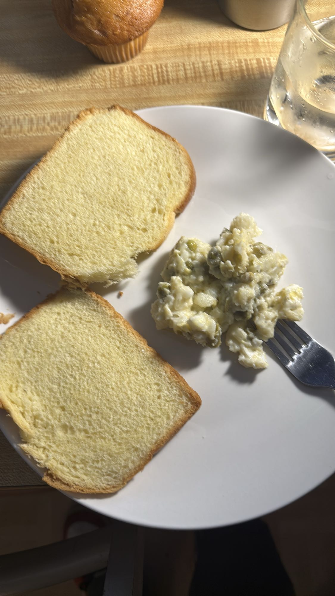 Pain et salade crémeuse
