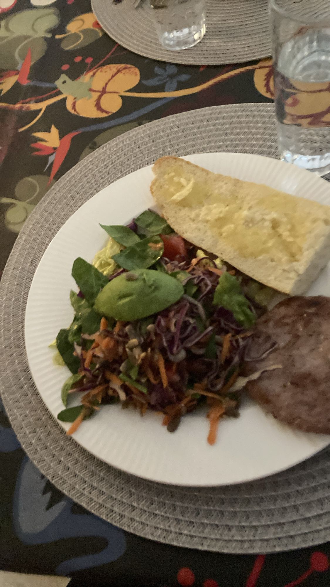 Kött, sallad och bröd