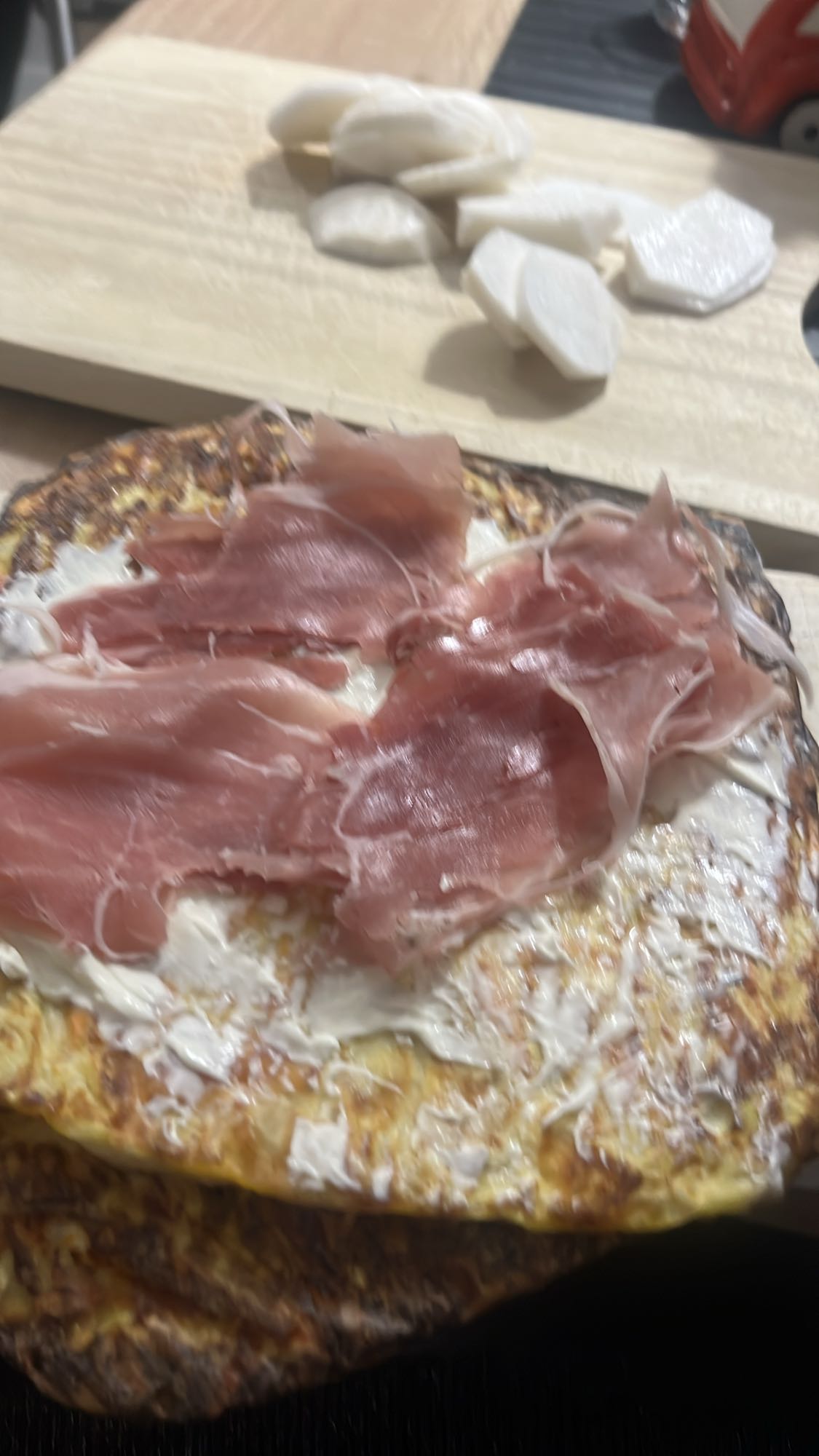 Omlet cu cremă și prosciutto