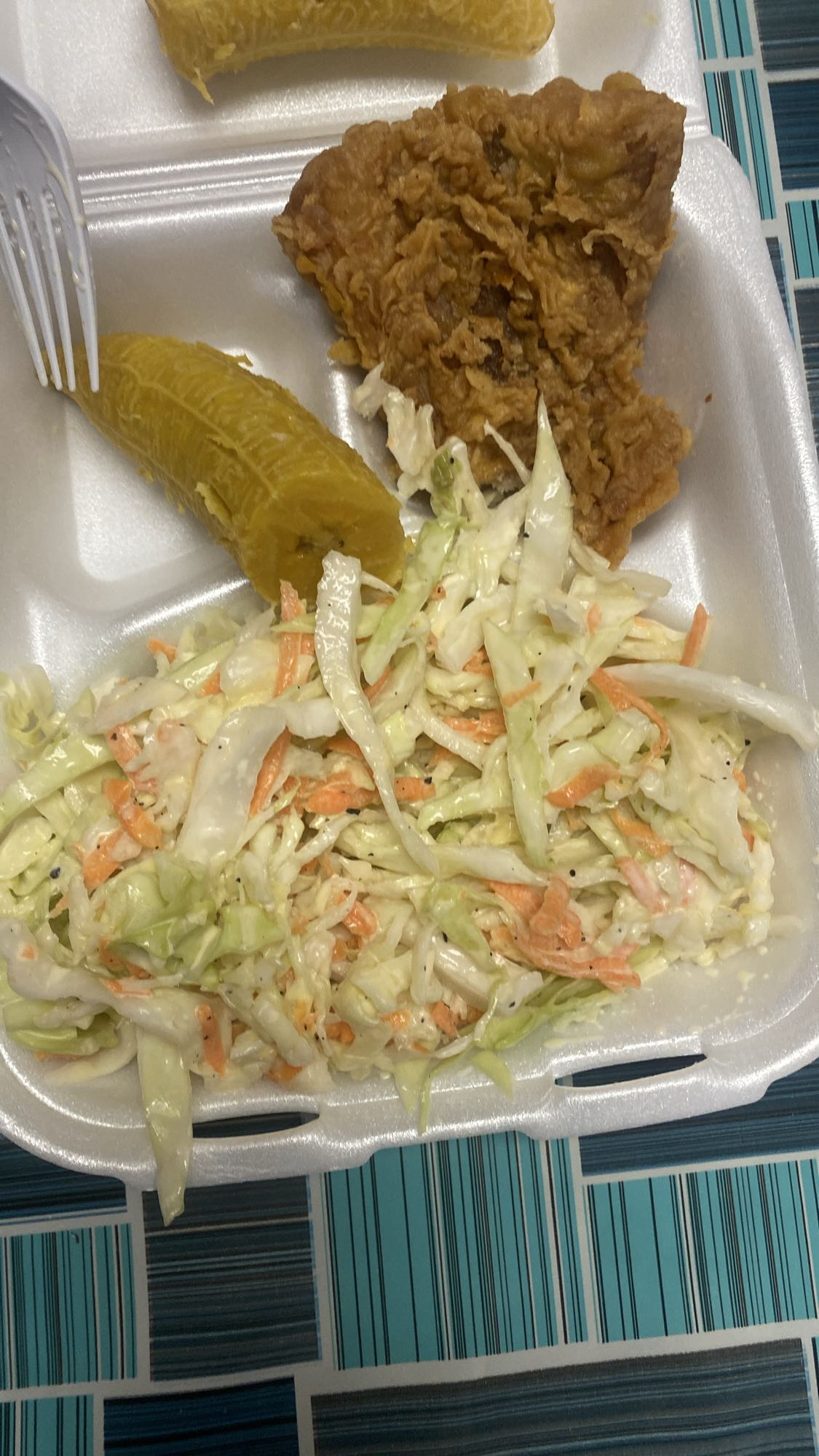 Pollo frito con ensalada y plátano