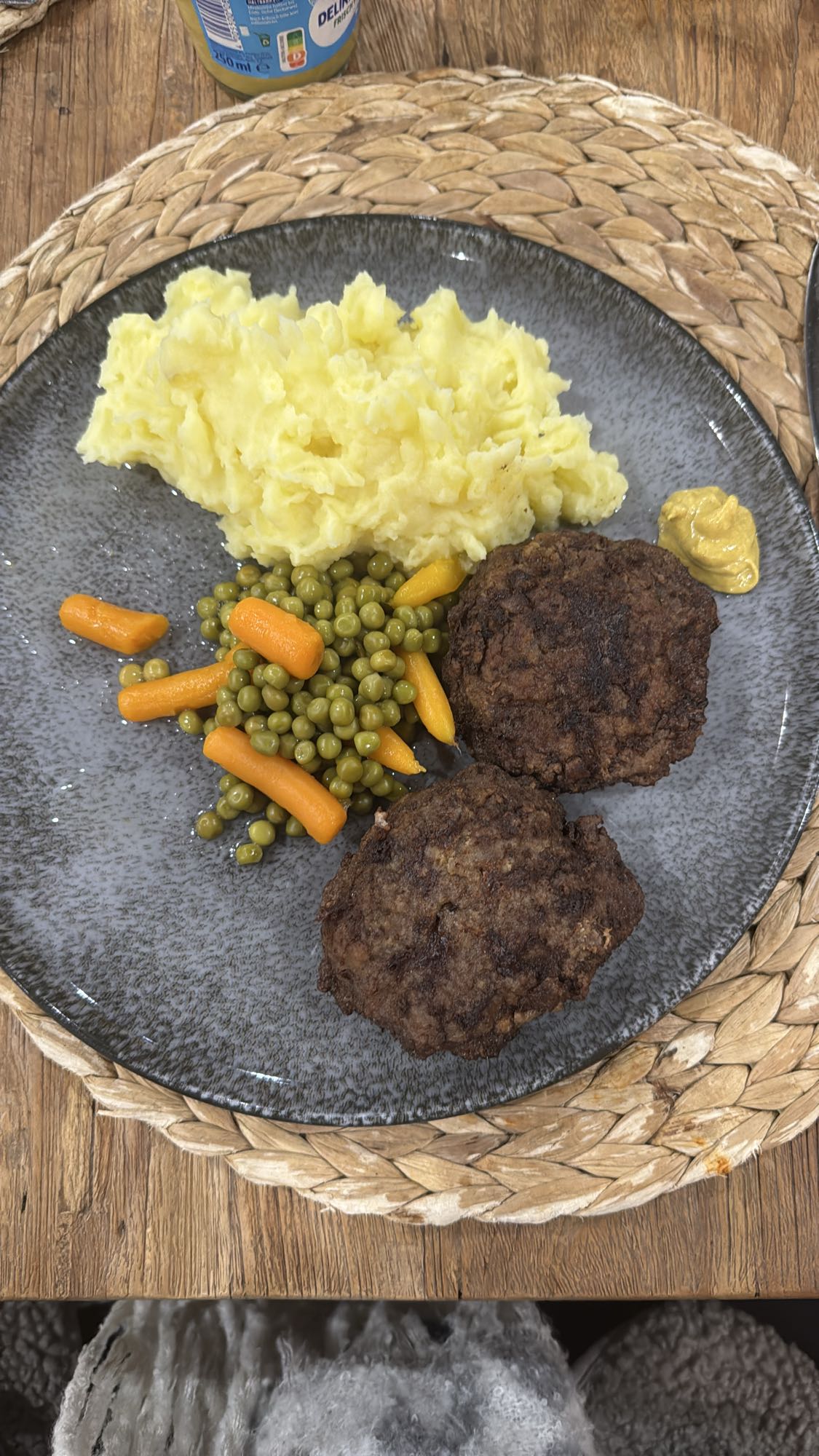 Köttbullar mit Kartoffelpüree und Gemüse