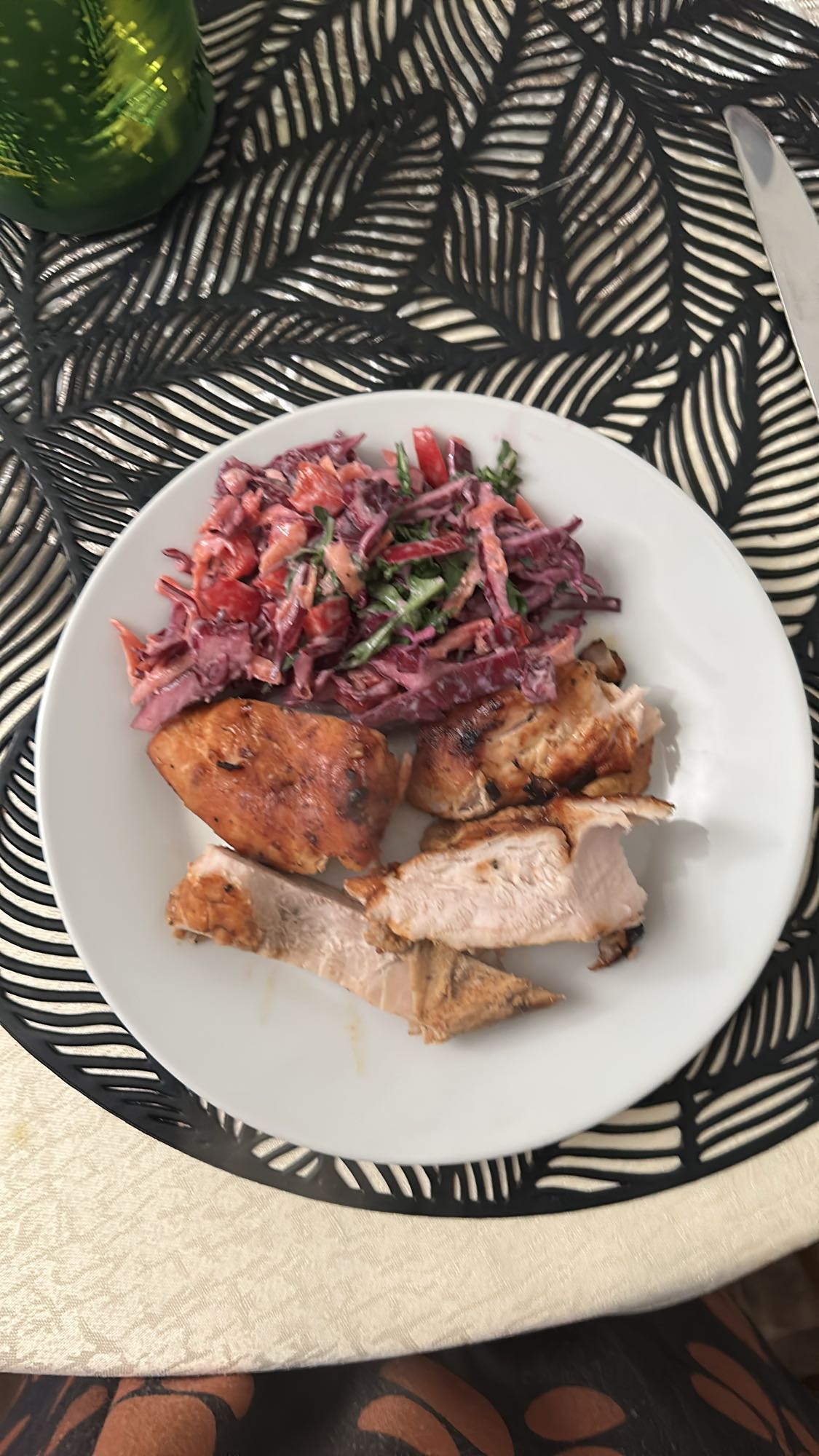 Курица с овощным салатом