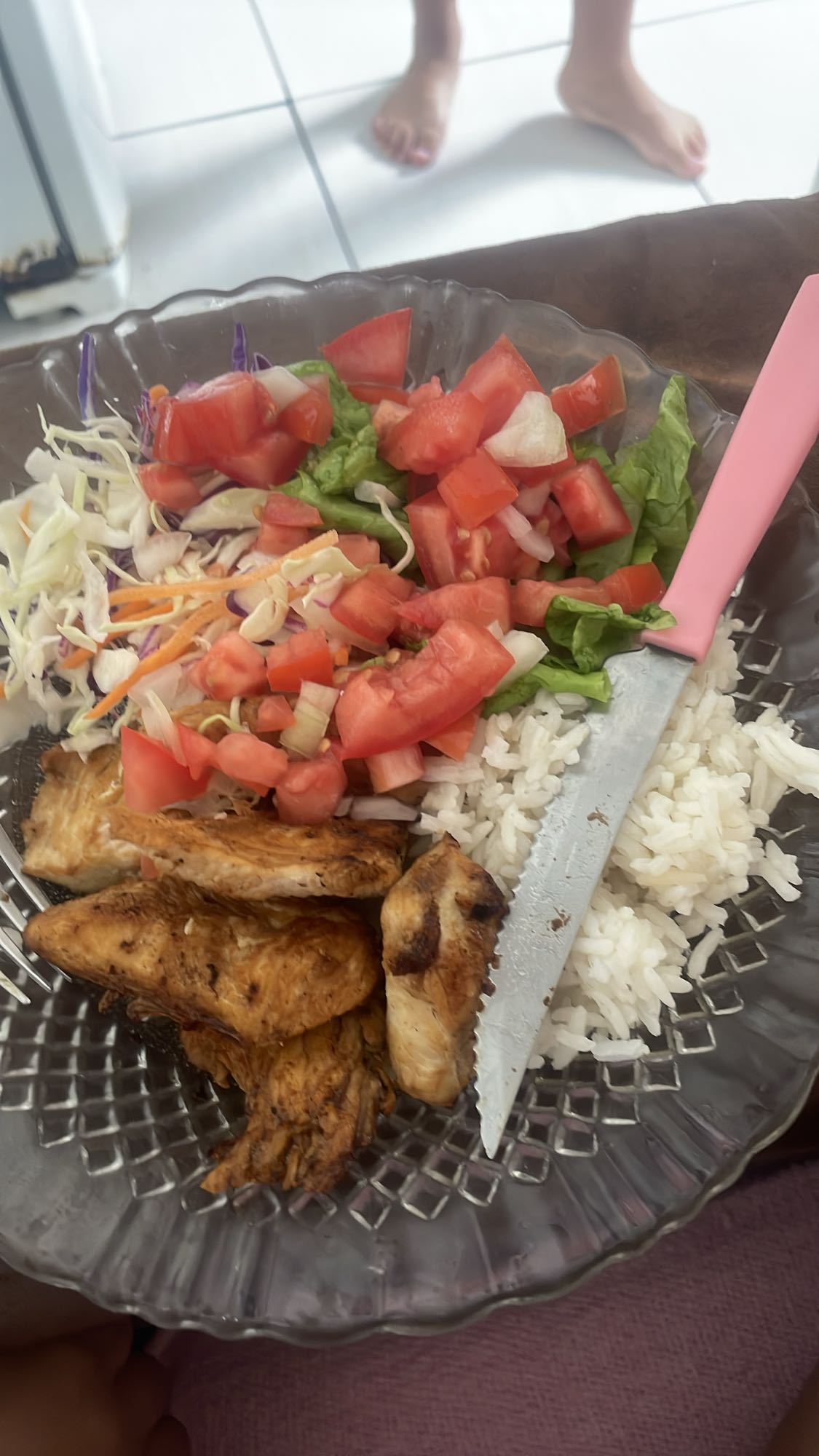 Frango grelhado com arroz e salada