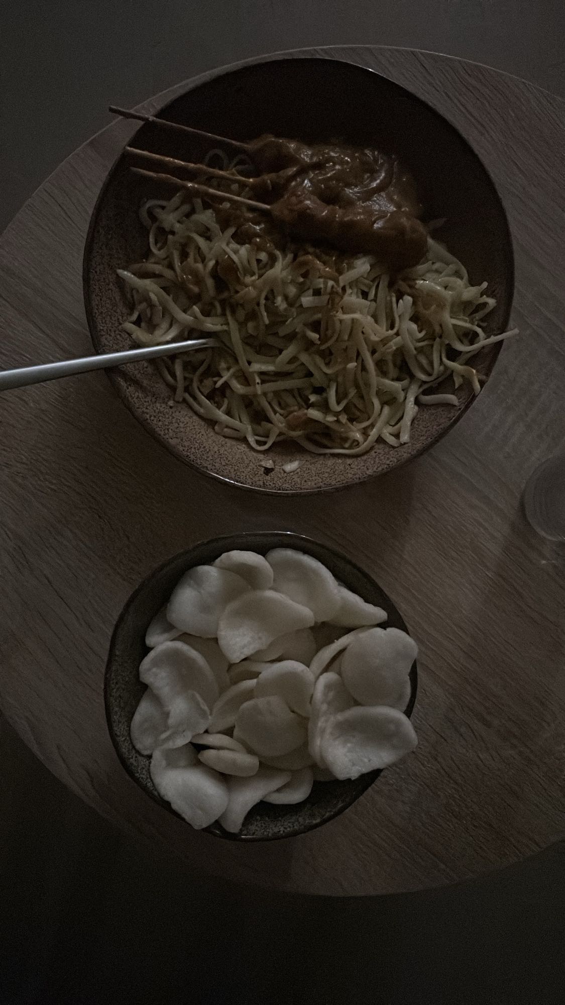 Saté met noedels en kroepoek