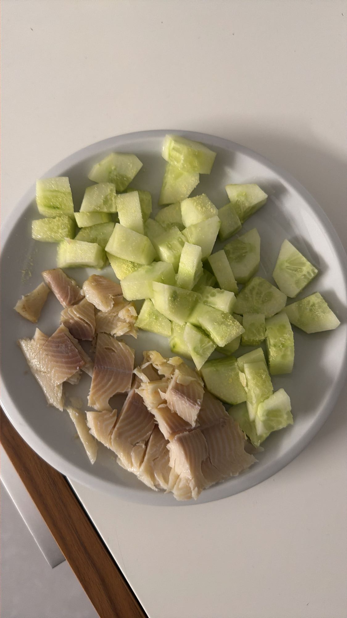 Gerookte vis met komkommer