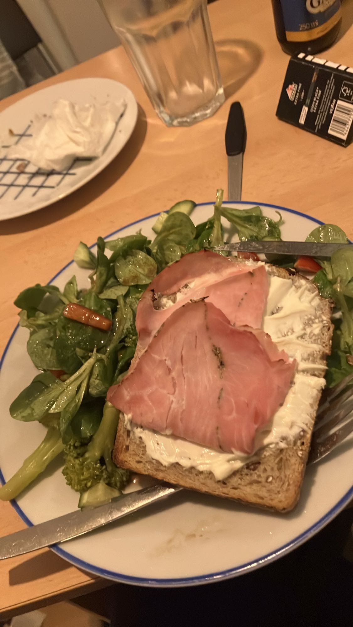 Torrada com presunto e salada