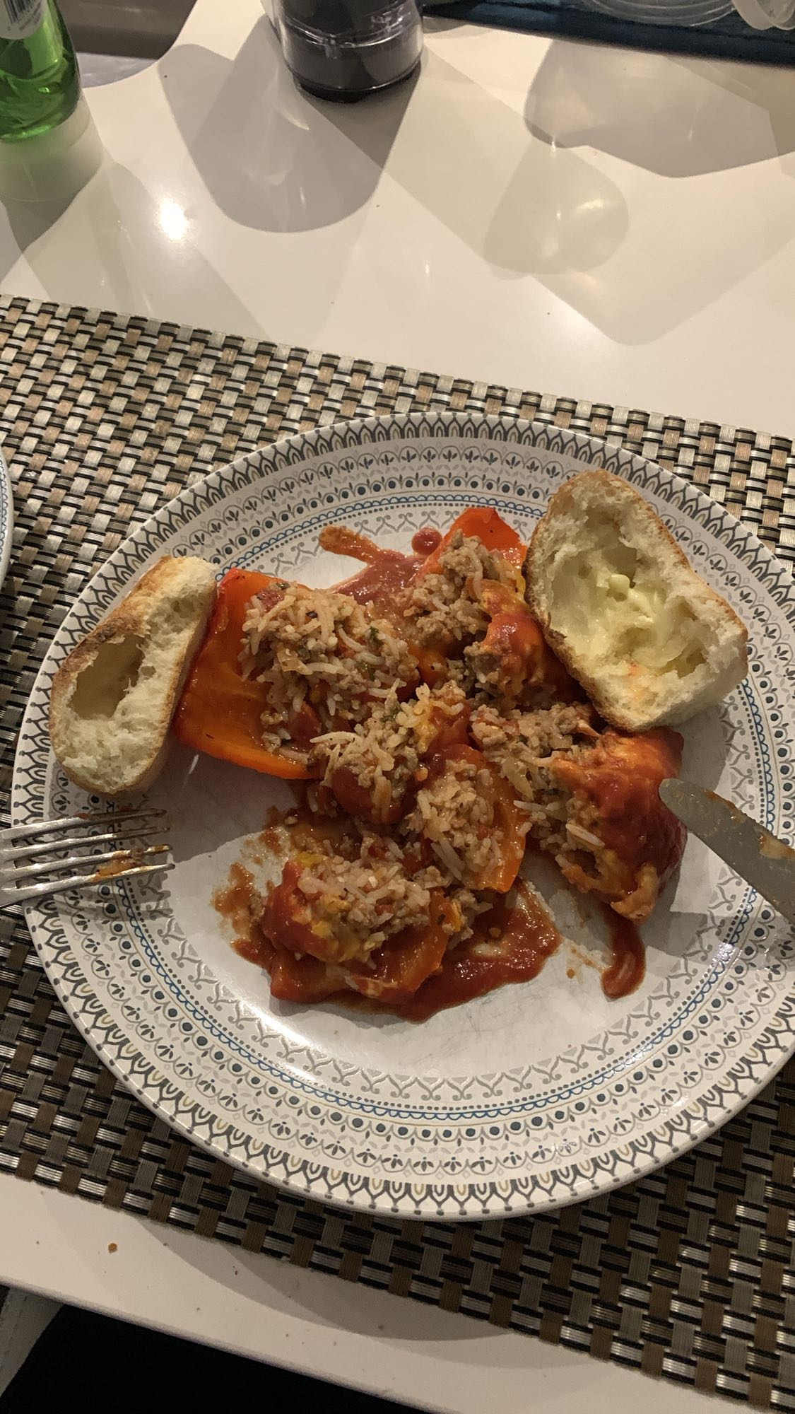 Poivrons farcis et pain