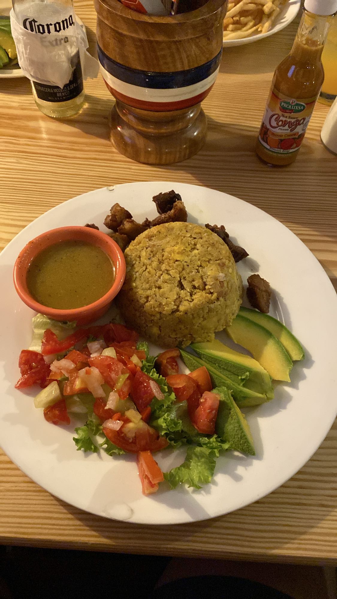 Mofongo con cerdo y ensalada