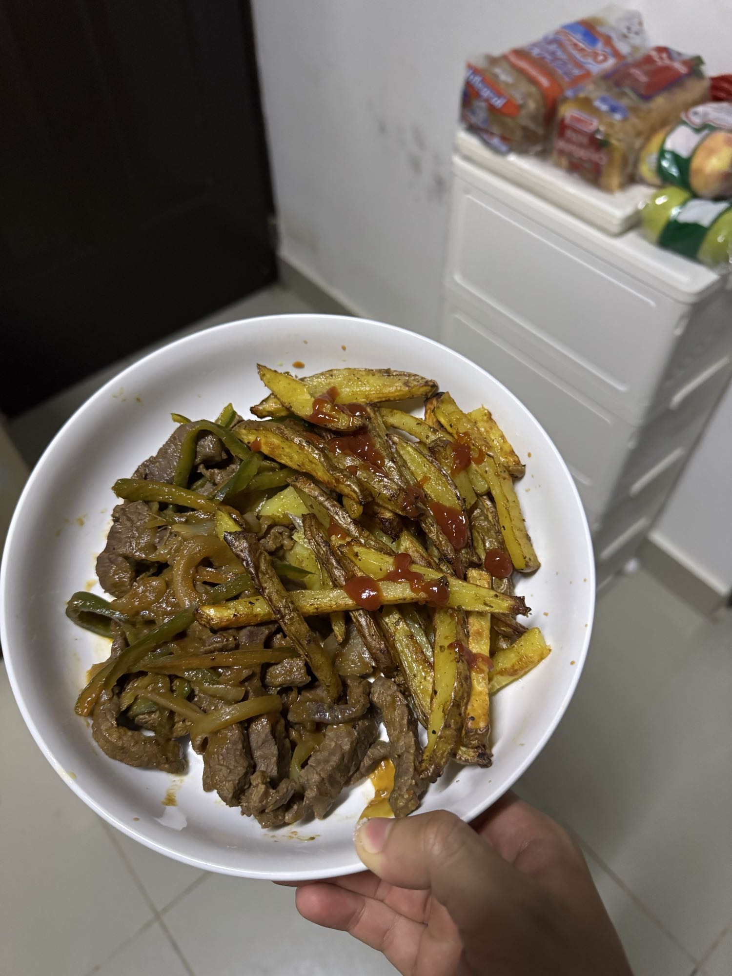 Carne con papas asadas