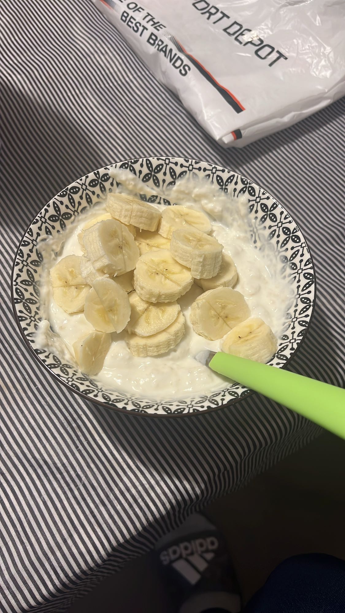 Банан с кисело мляко