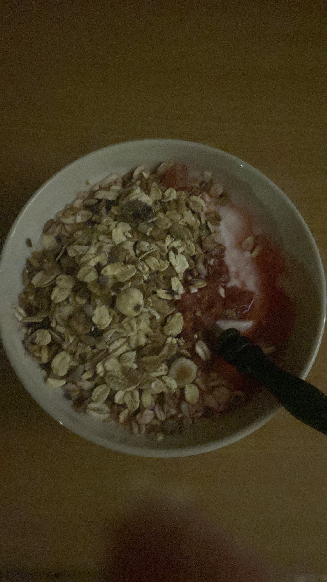 jogurt z musli i truskawkami