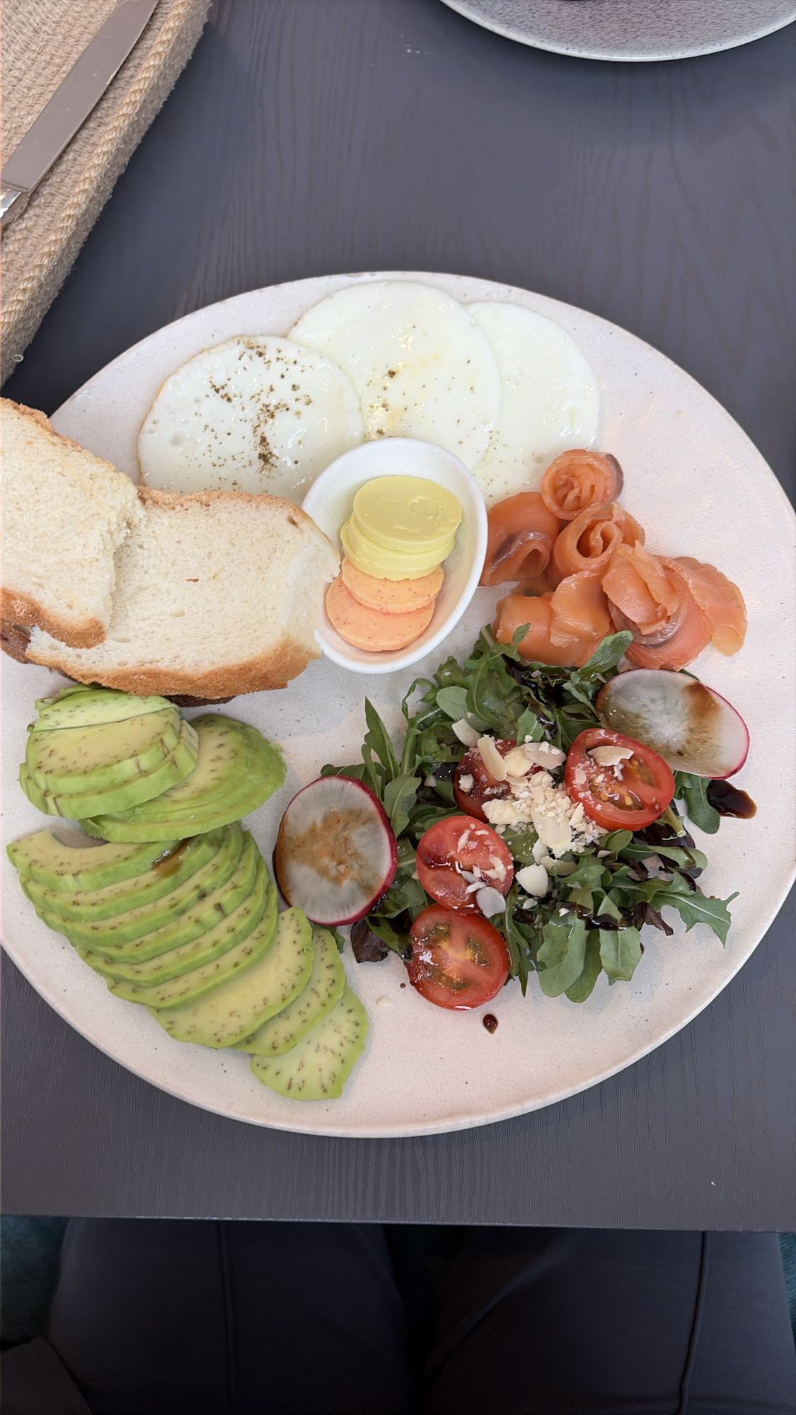 Завтрак с лососем и авокадо