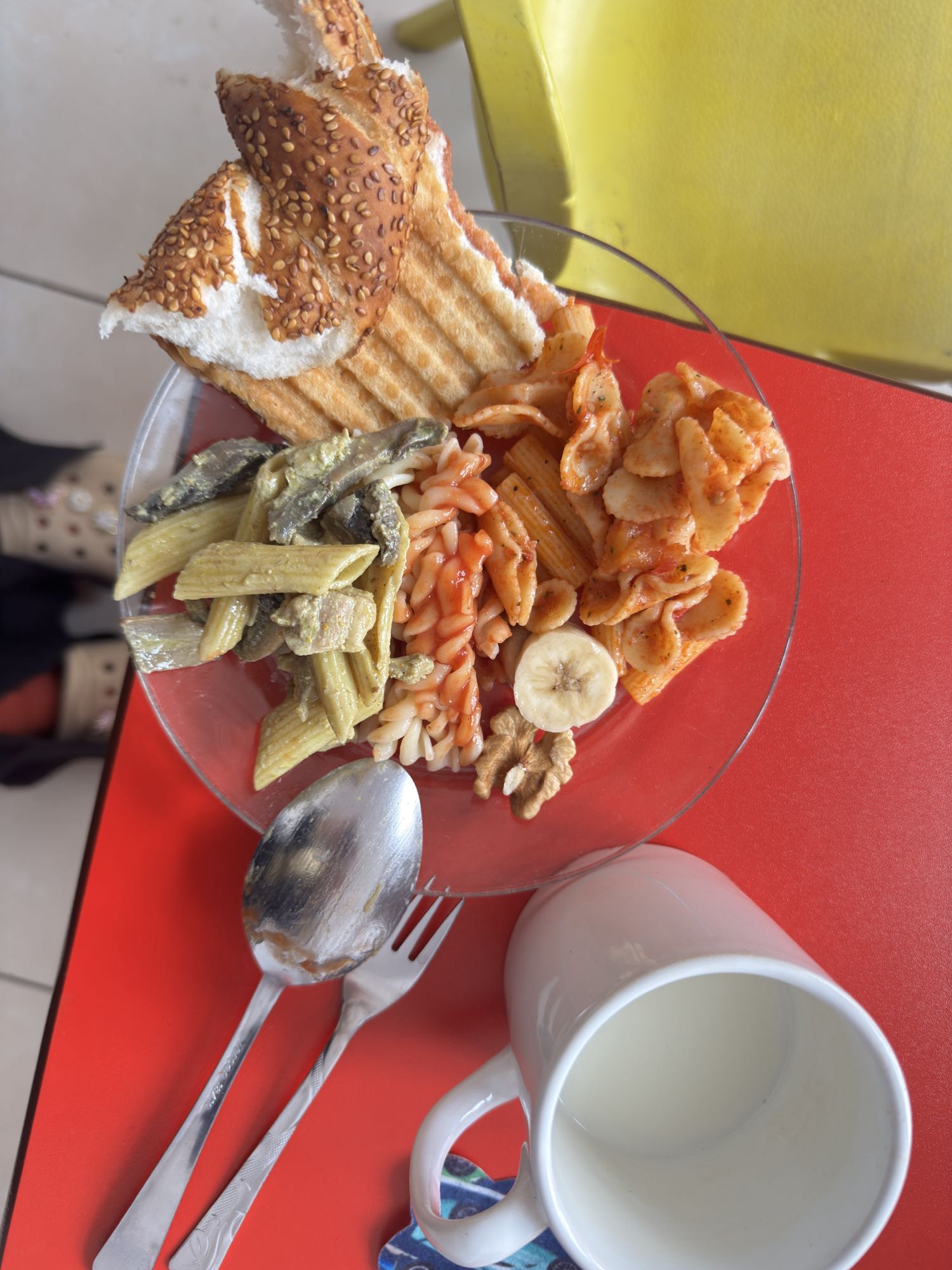 Makarnalar, domates soslu tost ve yarım bardak ayran