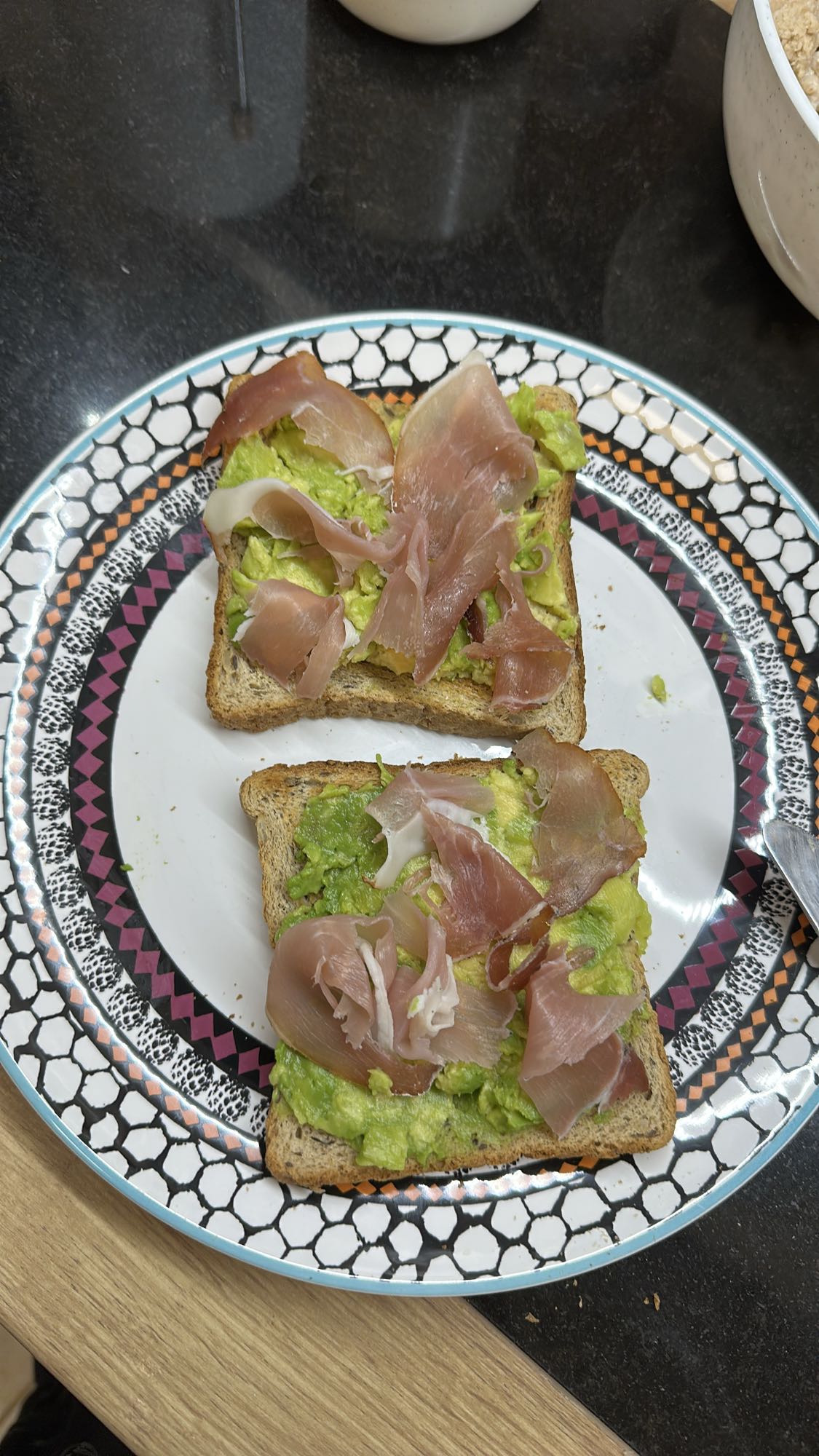 Tostadas de aguacate y jamón