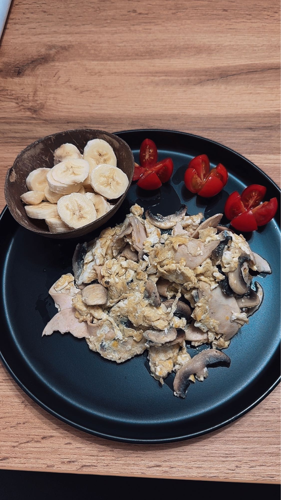 Mic dejun cu ouă și fructe