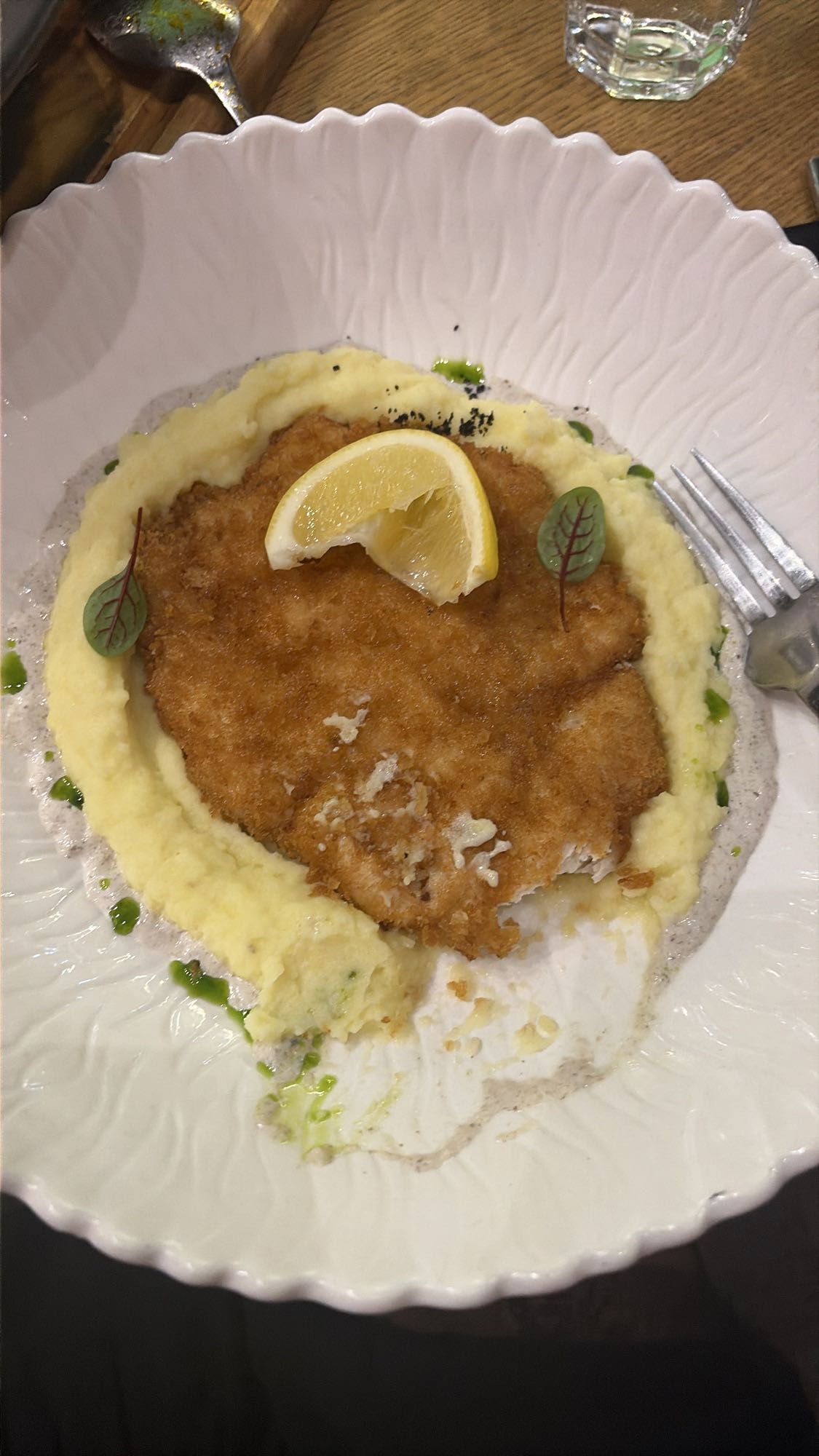 Котлета с пюре и лимоном