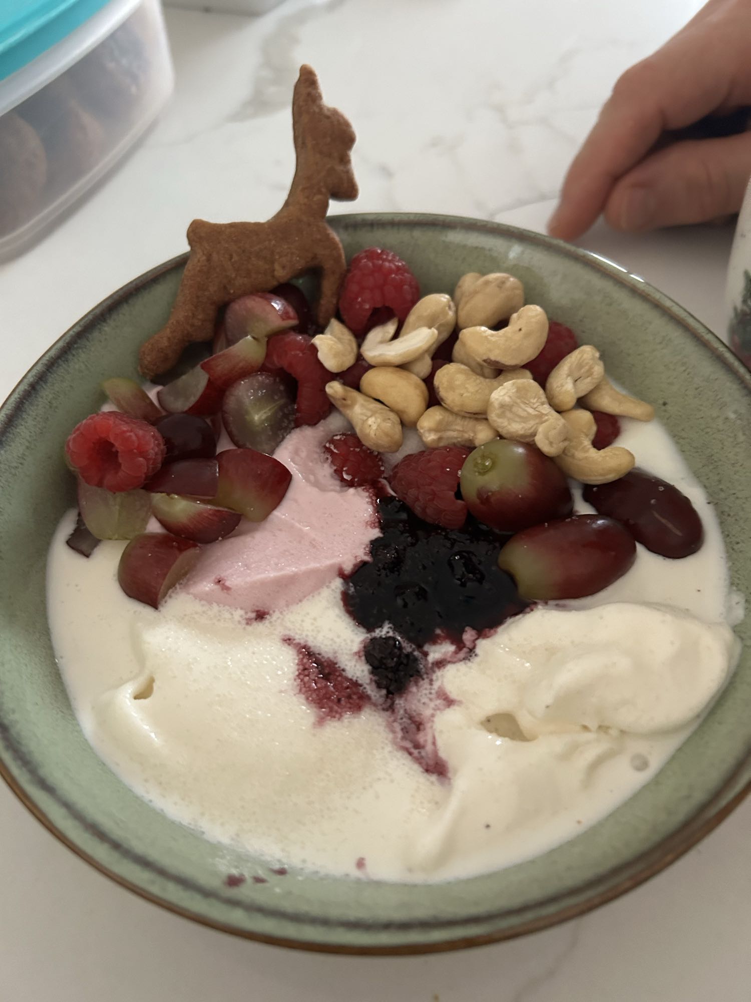 Jogurt z owocami i orzechami