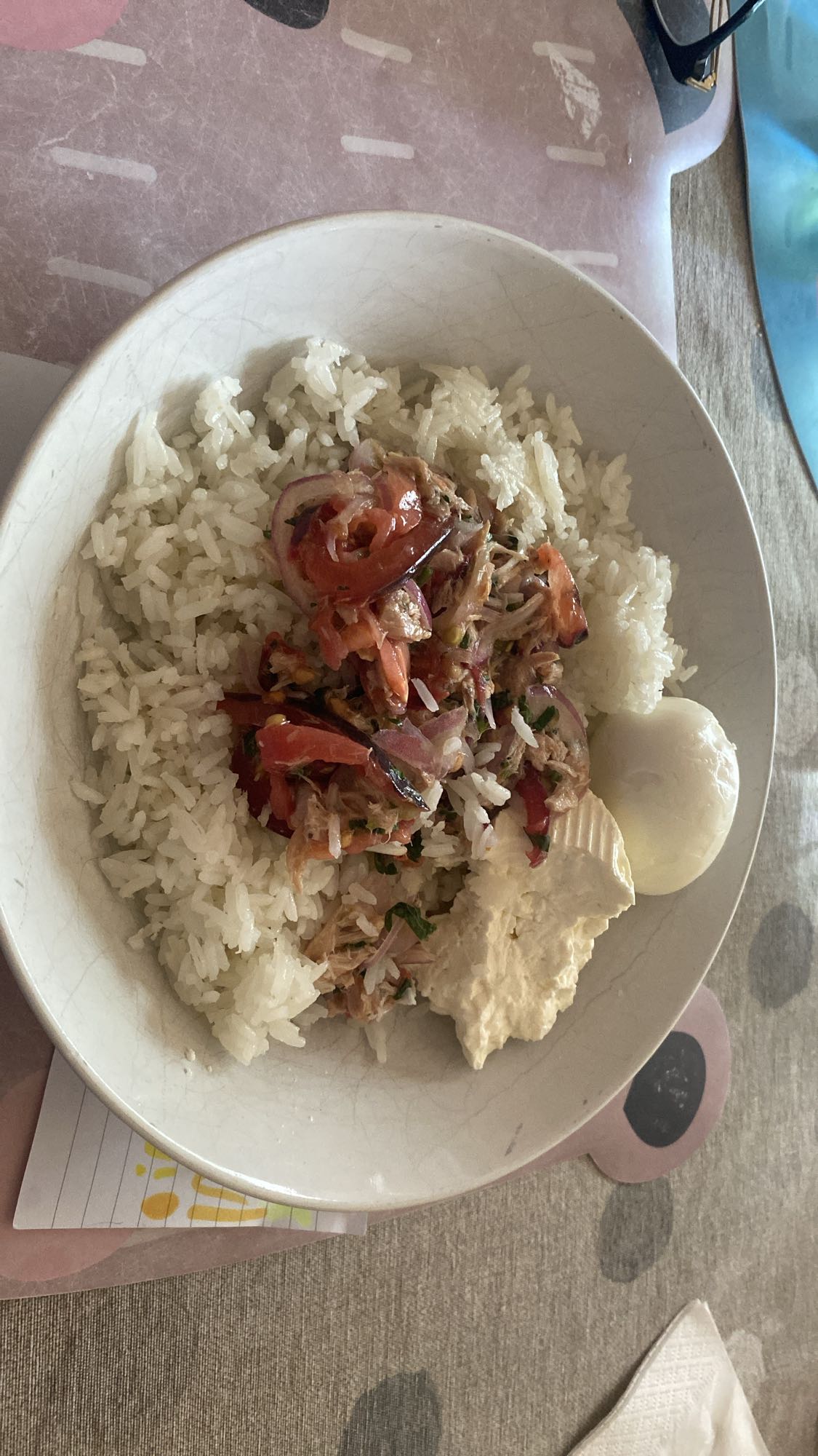 arroz con huevo y ensalada