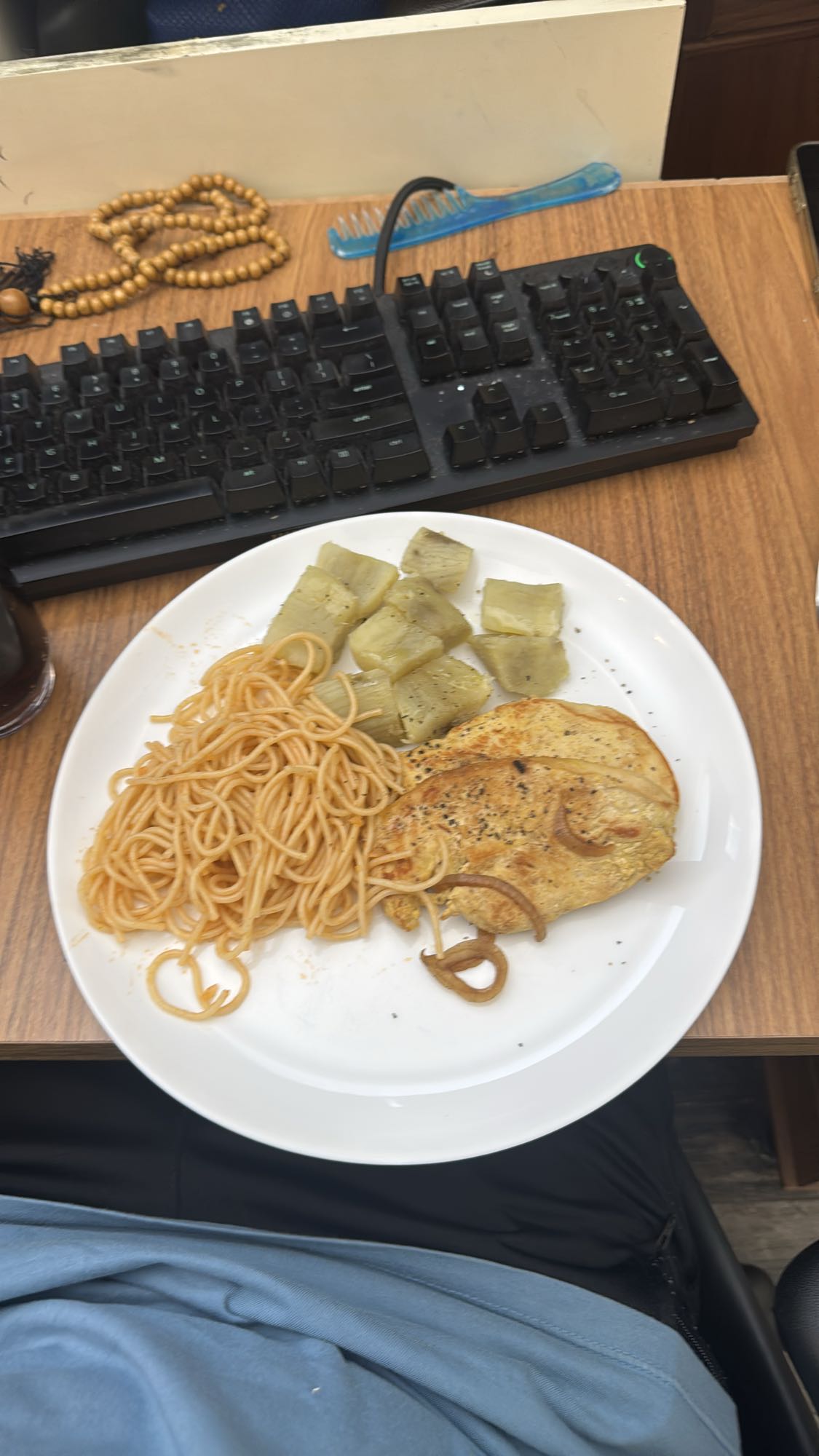 Frango, macarrão e mandioca