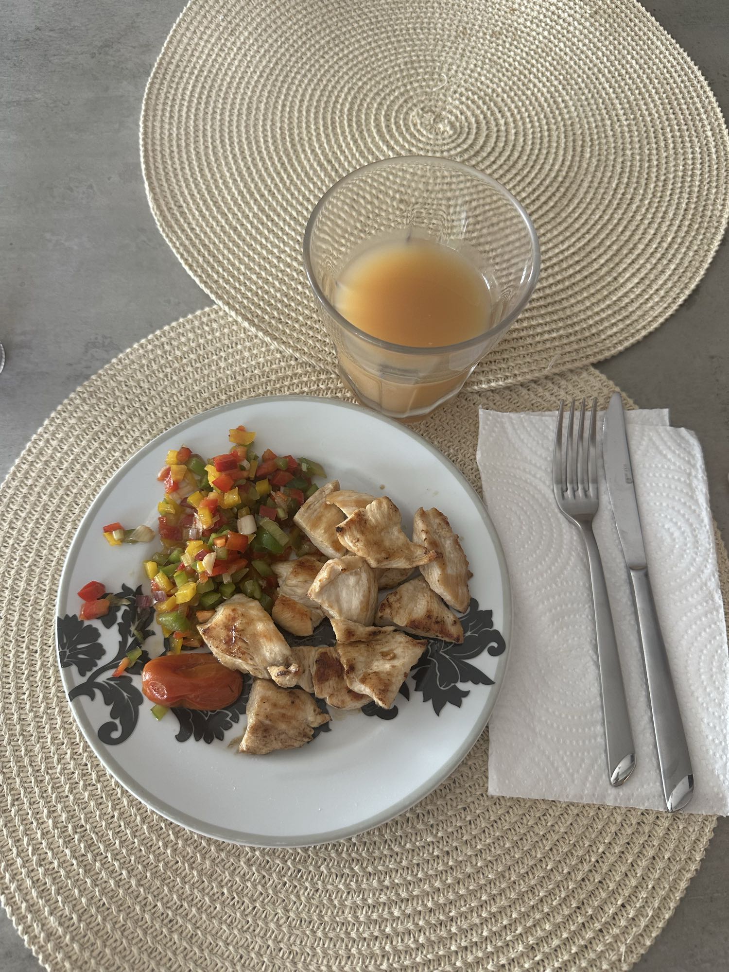 Pollo con verduras y jugo