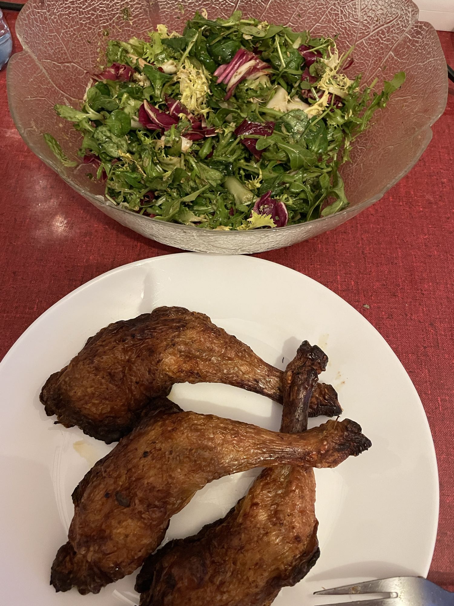 دجاج مشوي وسلطة خضراء