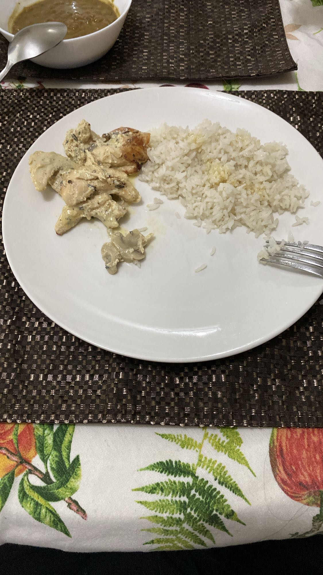pollo en salsa con arroz