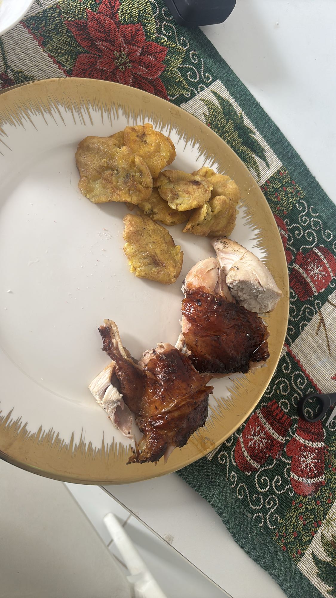 Pollo asado y tostones