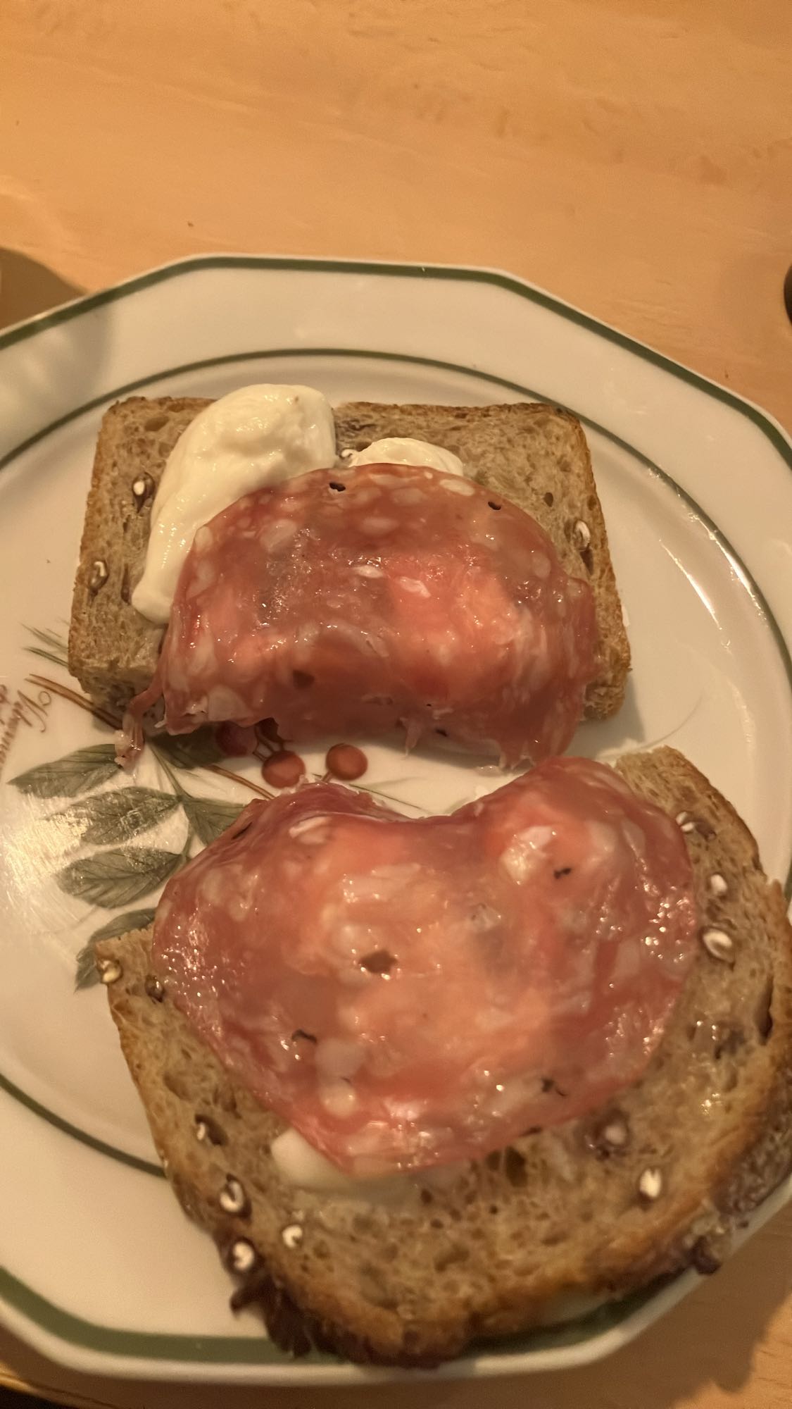 Pão com salame e queijo
