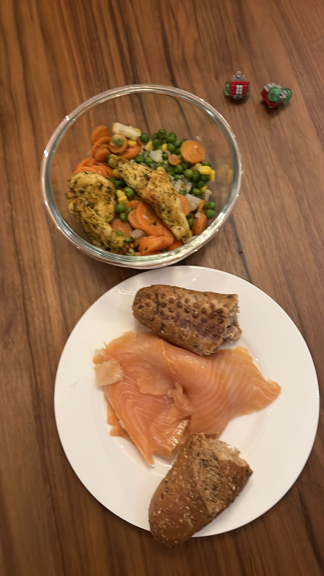 Łosoś z warzywami i chlebem