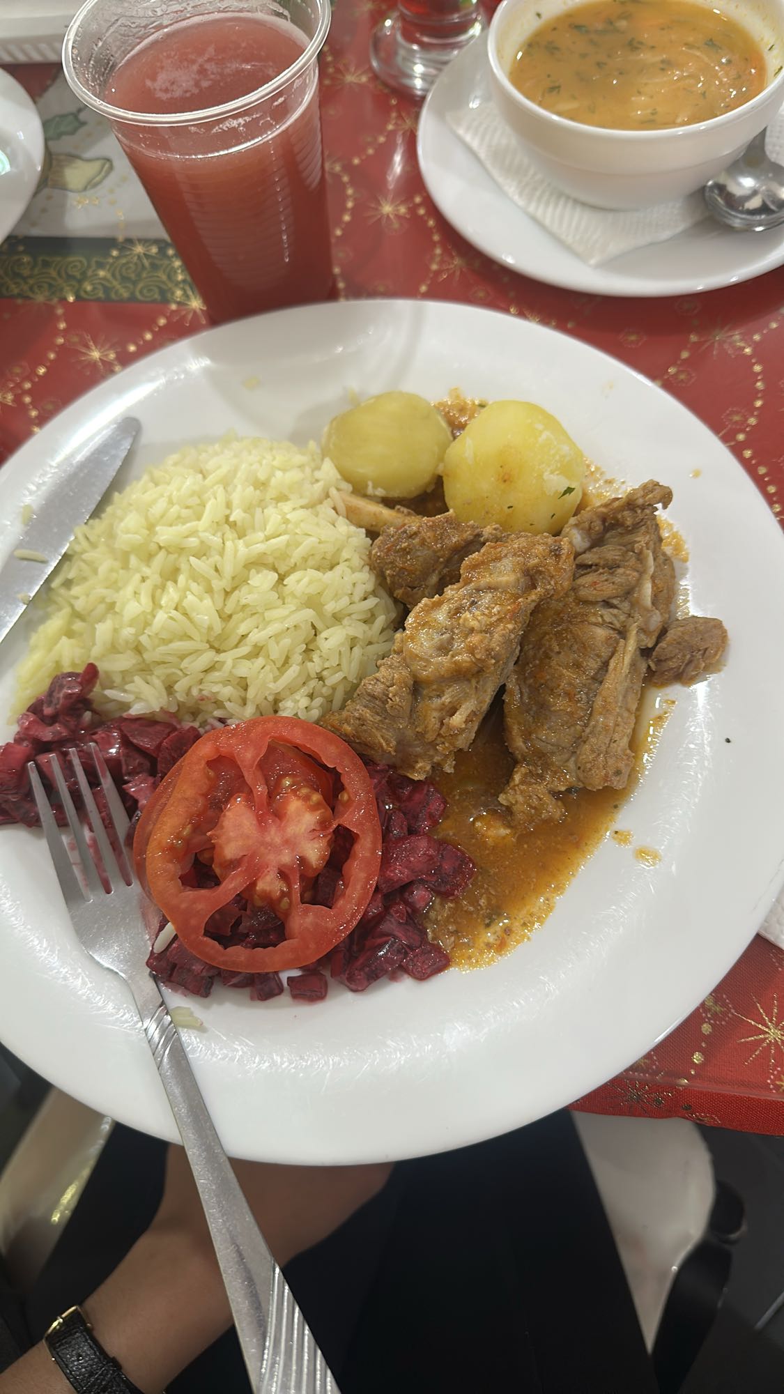 almuerzo con arroz y carne