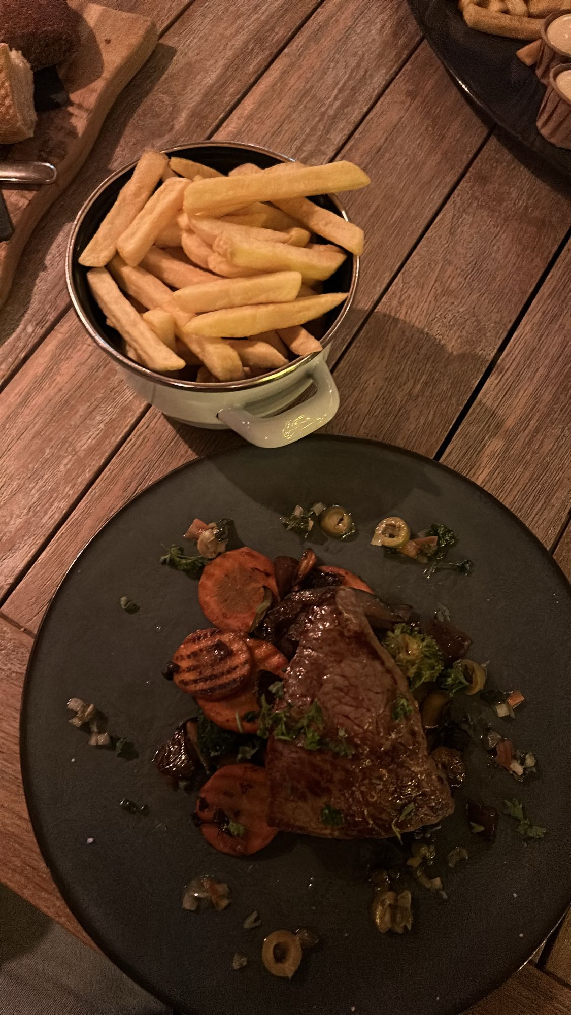 Biefstuk met friet en groenten