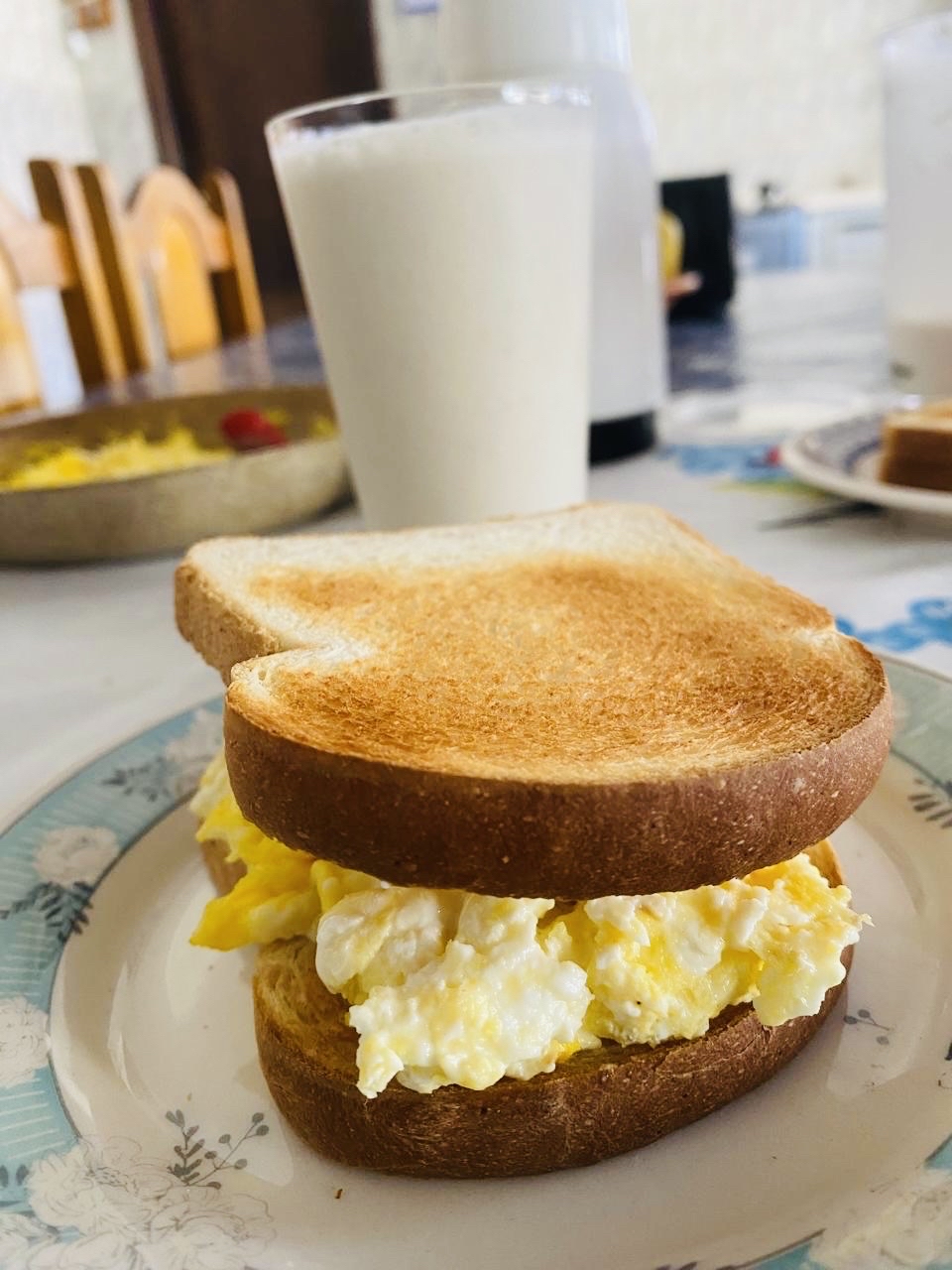 Sanduíche com leite