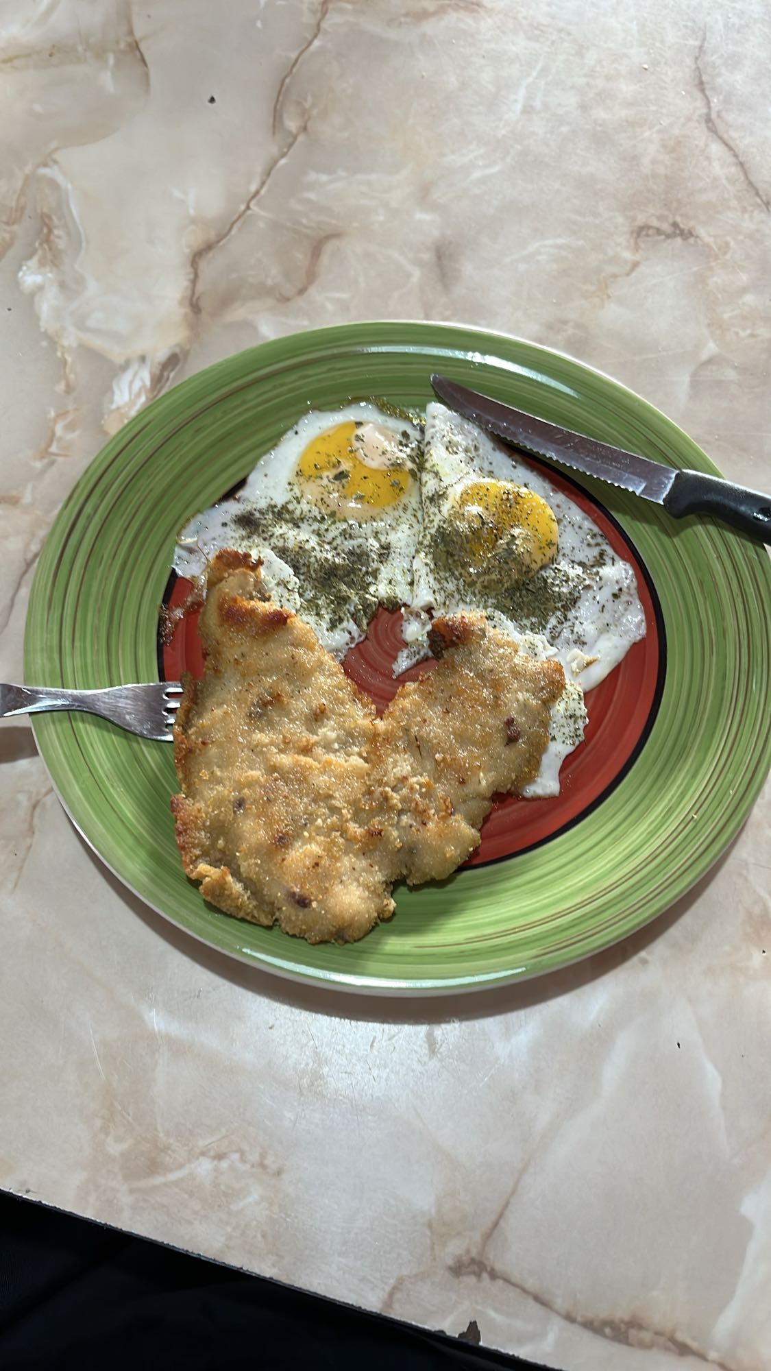 Milanesa con huevos fritos