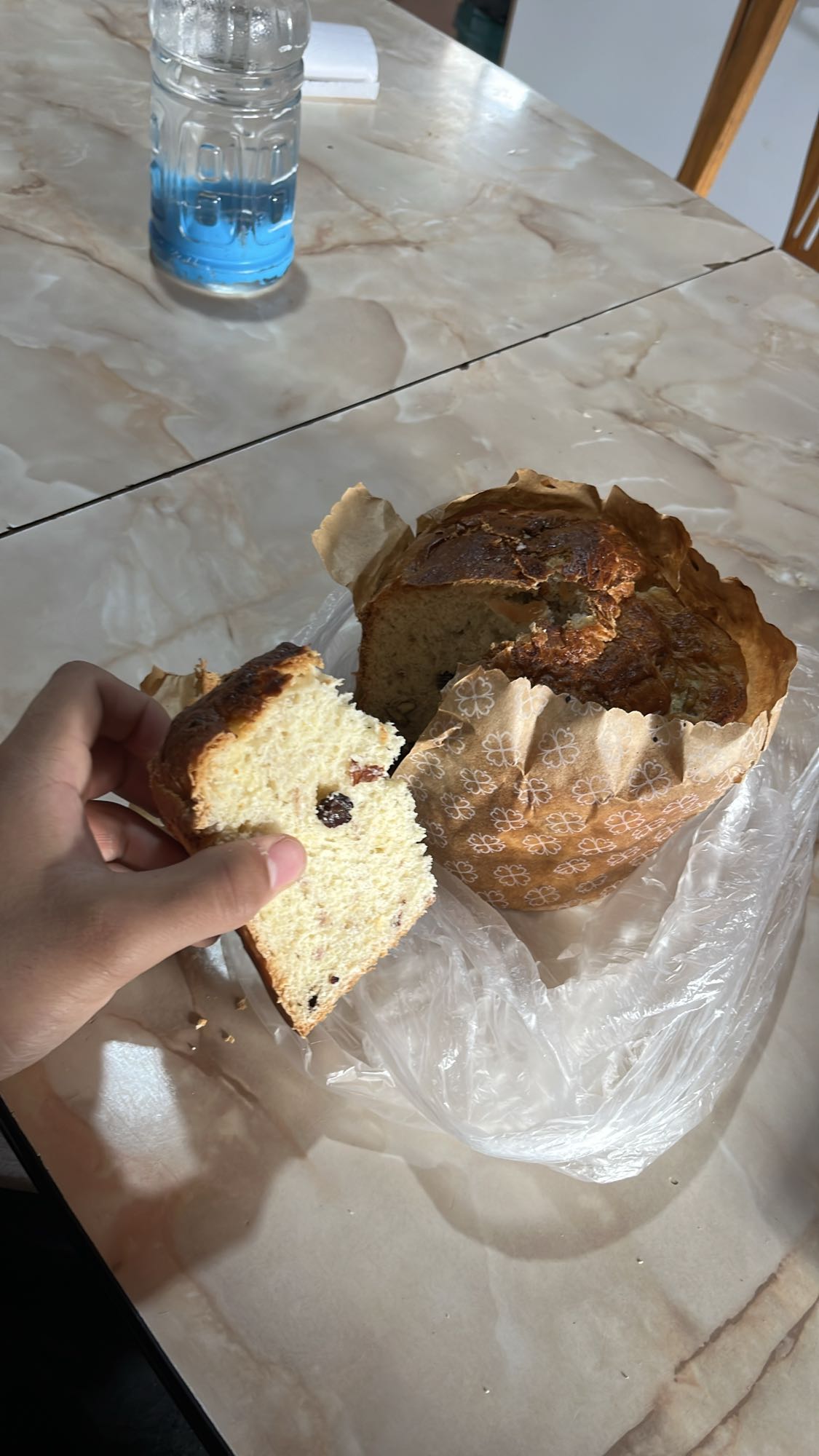 pan dulce casero con uvas pasas y nueces y agua