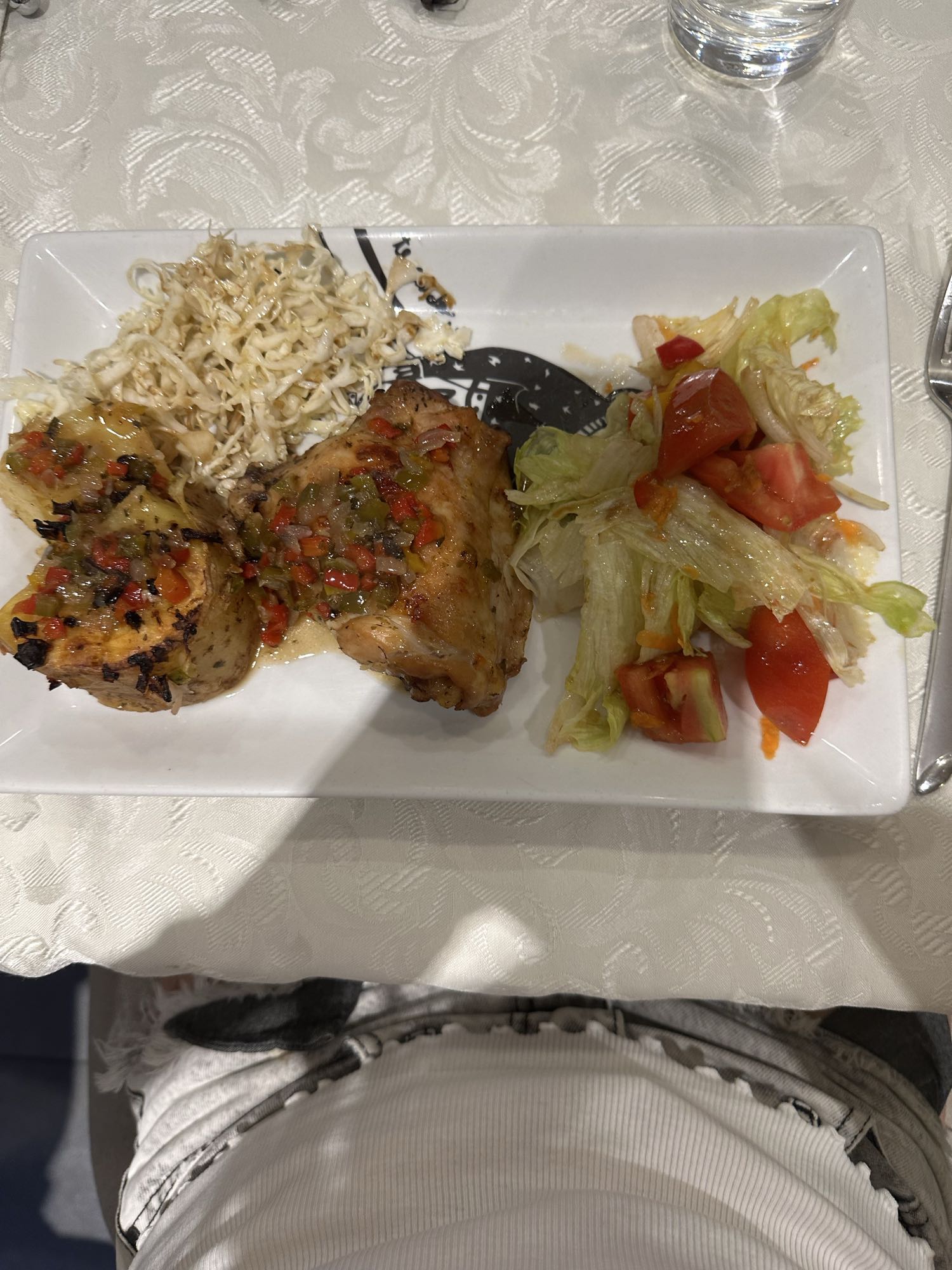 Pollo con ensalada mixta