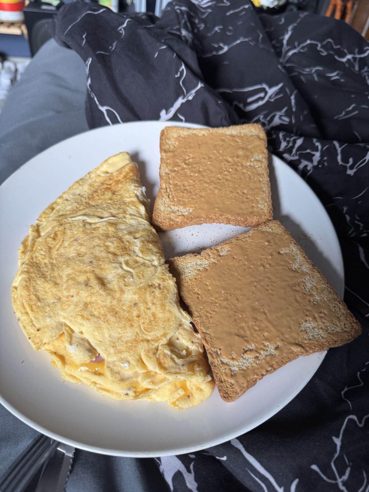 Tostadas con mantequilla de maní y omelet de huevos con queso