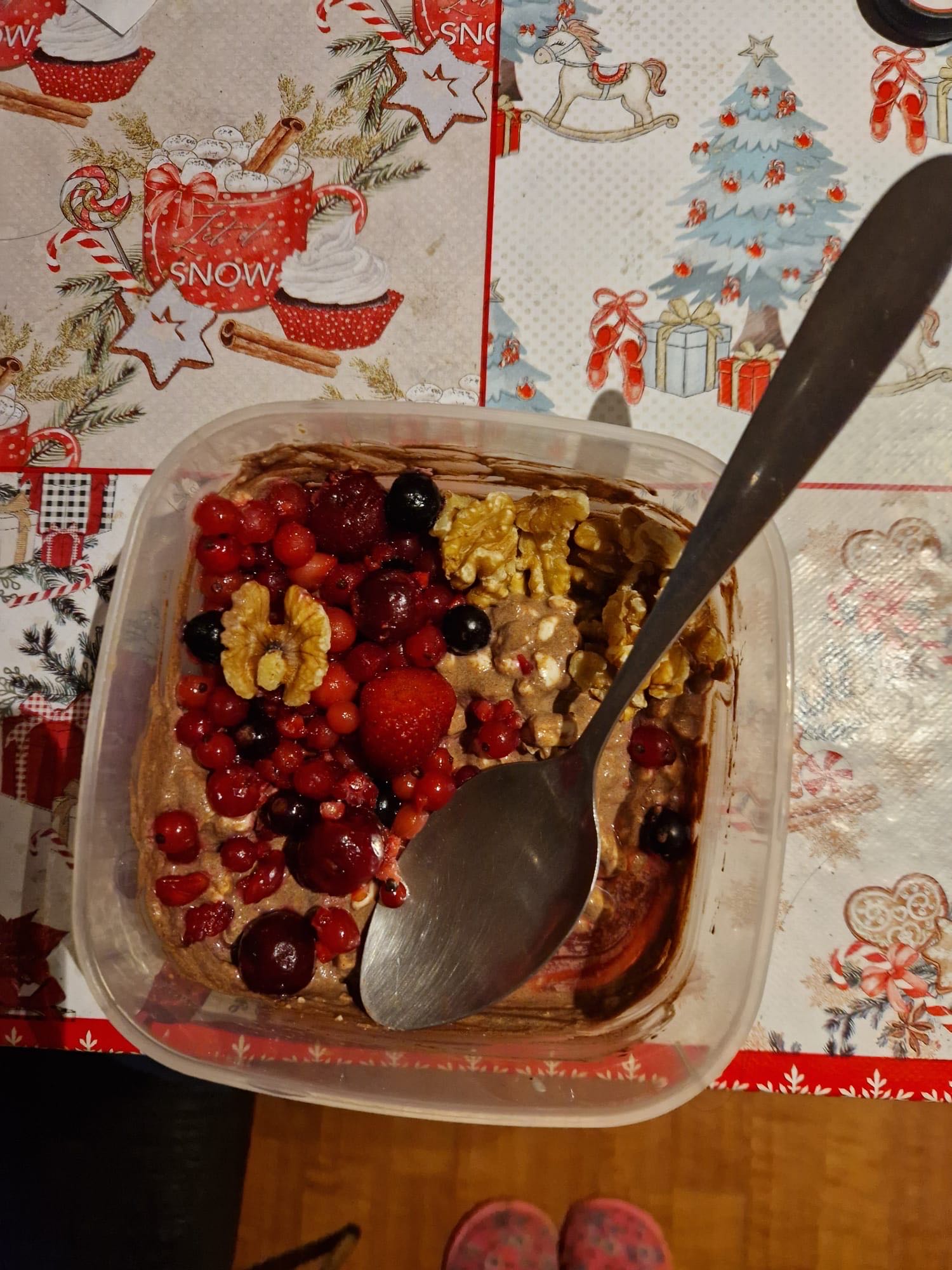 Mic dejun cu brânză cottage, cacao, fructe de pădure și nuci